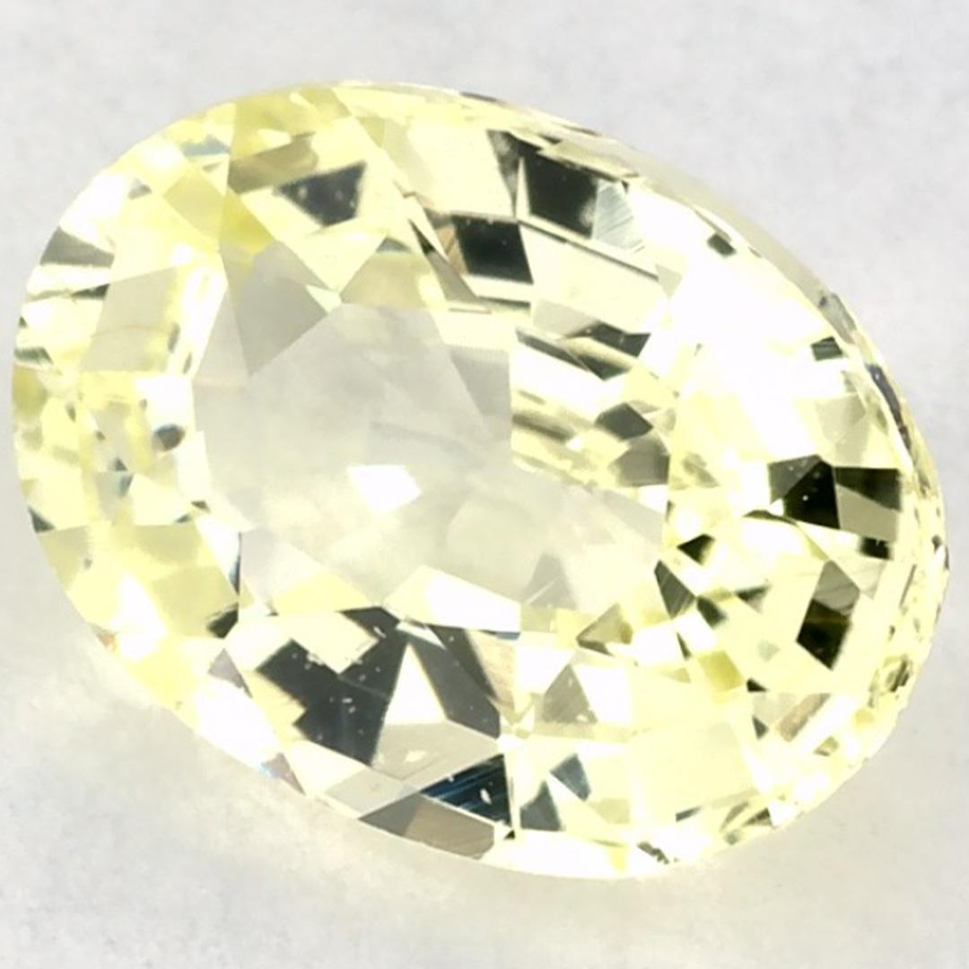 Este zafiro verde natural ofrece elegancia y sofisticación. Con su rica saturación de color y su corte preciso, es la pieza central perfecta para un anillo de compromiso o un diseño de joyería de lujo.

Este zafiro procede de Sri Lanka (Ceilán),