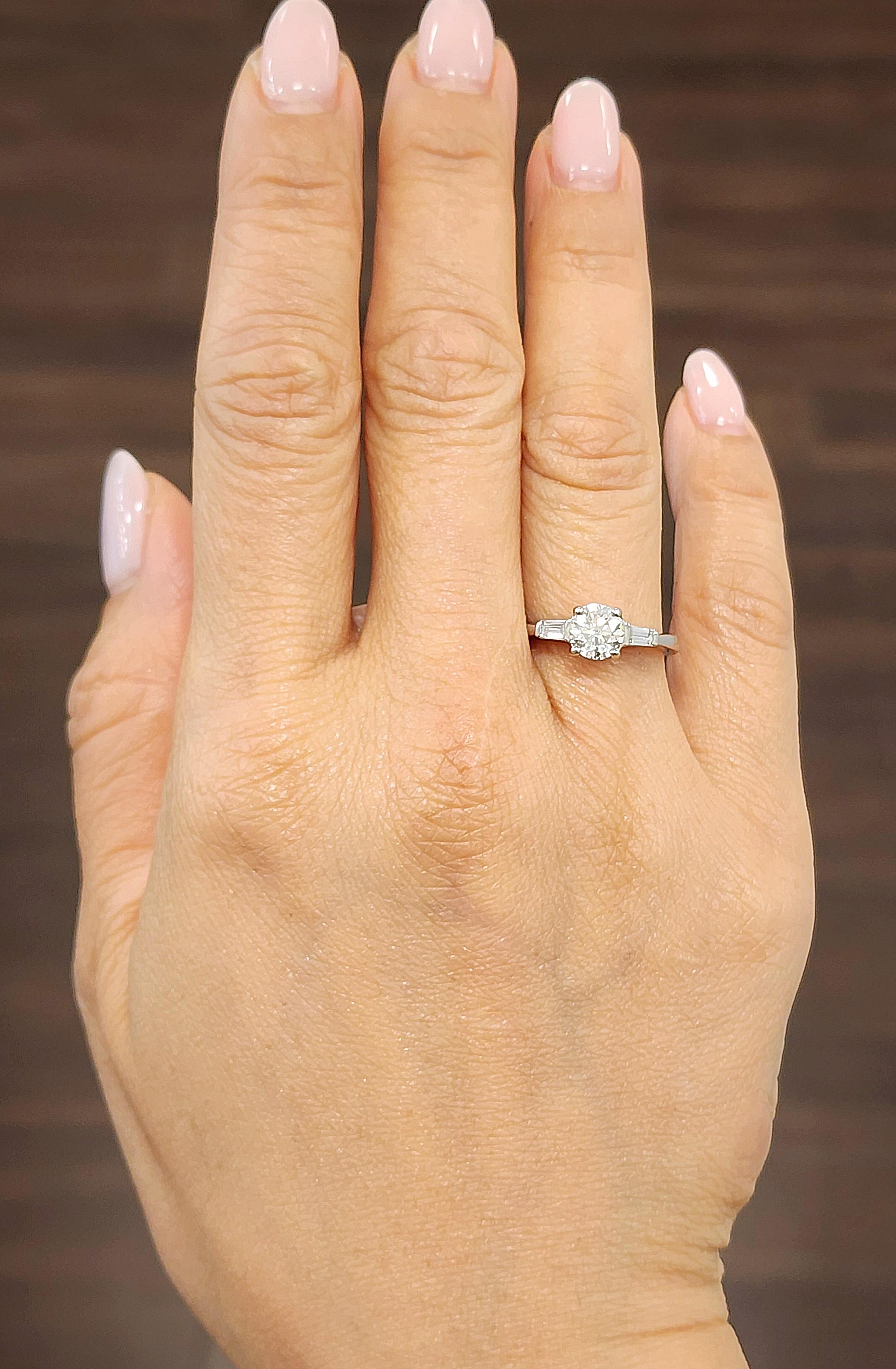 Round Cut 1.13 ct Platinum Diamond Ring For Sale