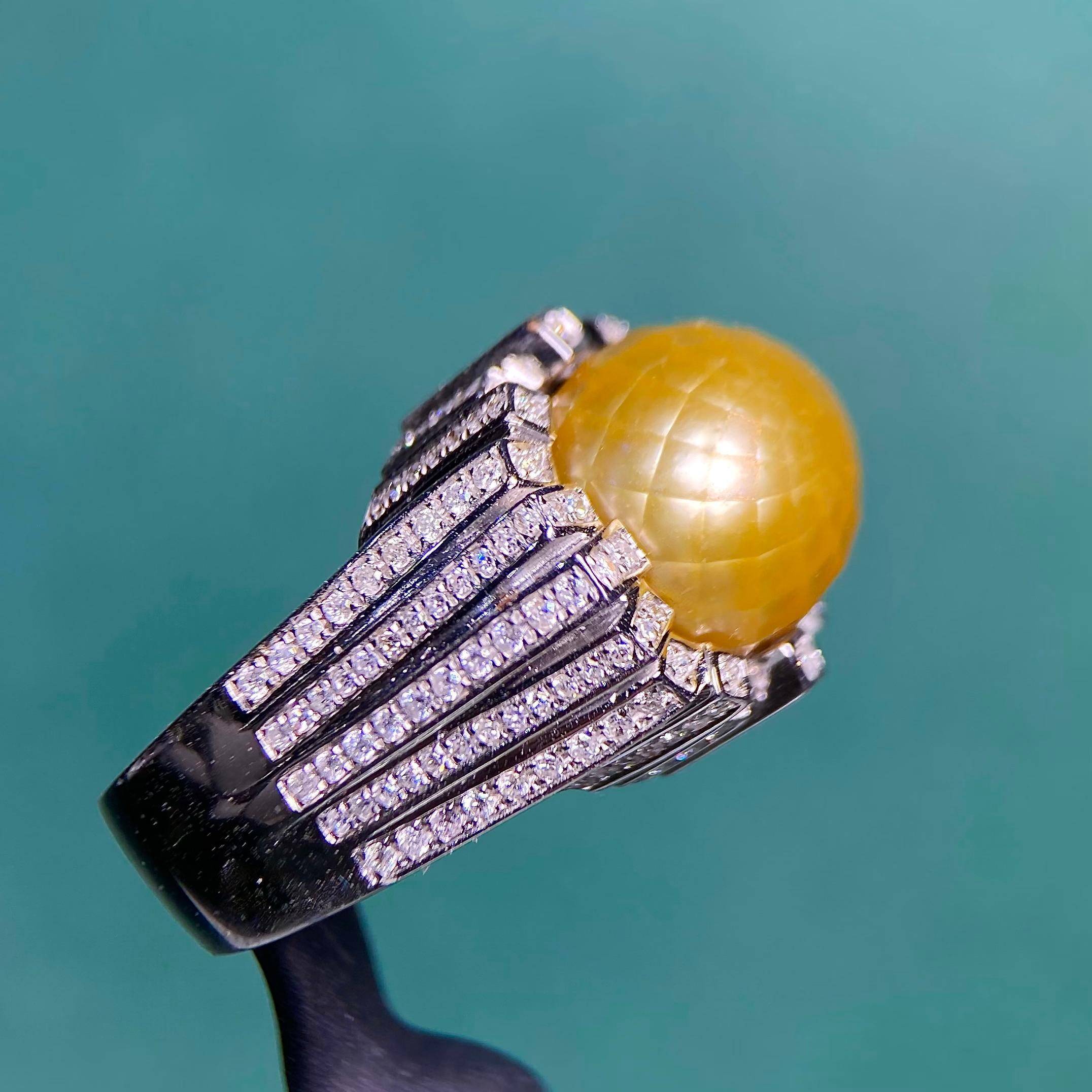 Die facettierte goldene Südseeperle ist von Diamanten umgeben, die in einem quadratischen und rechteckigen geometrischen Design gefasst sind. Dies ist ein sehr interessantes Stück, da die Oberfläche der runden Perle nicht mehr glatt ist, sondern