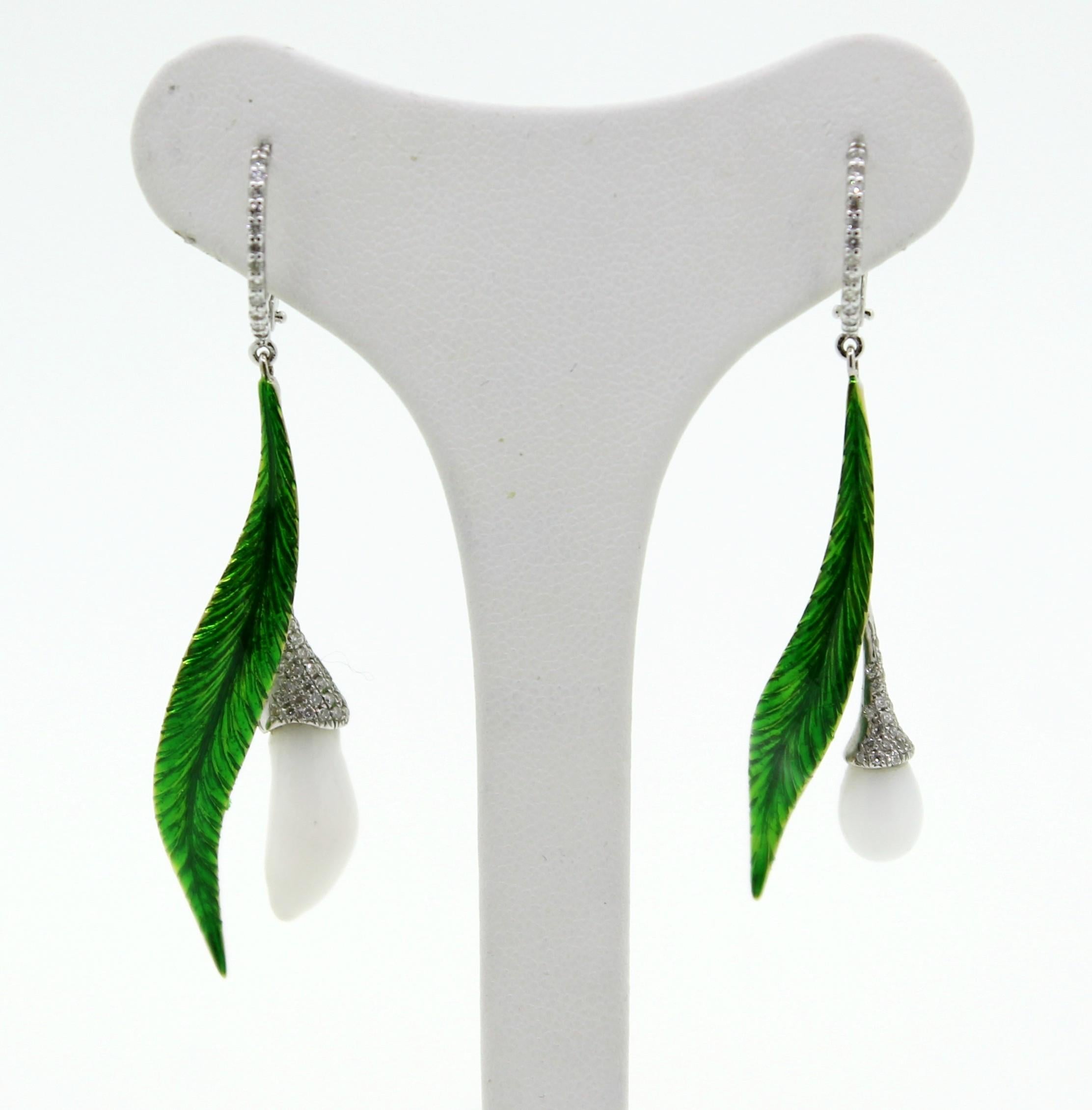 The Harmony of Nature inspires these White Natural Pearls and White Diamonds Dangle Earrings.
The natural different Shape of the Pearls is embraced by 2 Hand-Enameled Golden Leaves, giving the Earrings the shape of an inverted calla.
These Dangle