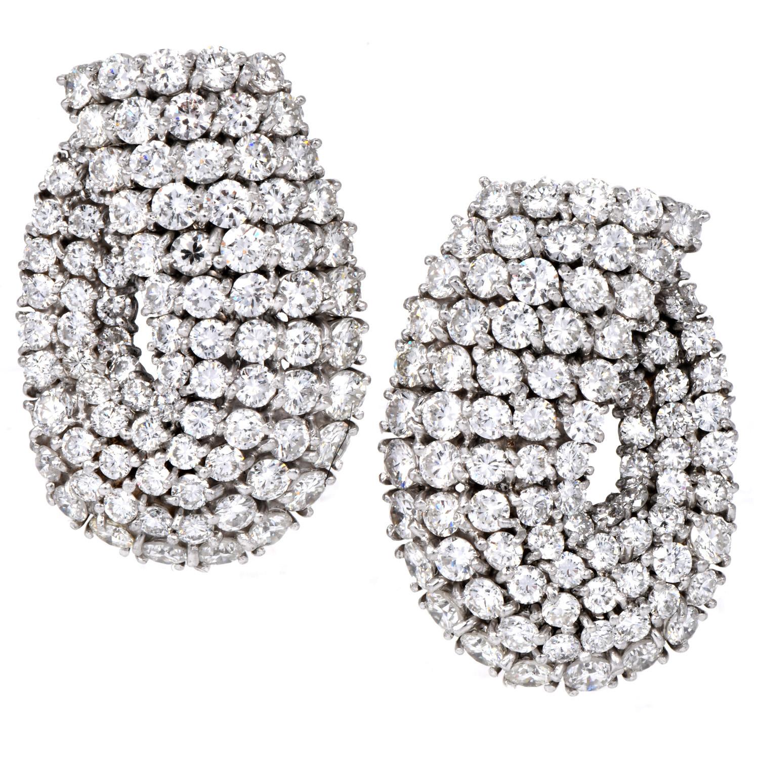 I lussuosi orecchini a lobo in oro bianco 18 carati sono un must per ogni ensemble da sera glamour.

Questi orecchini presentano un'impressionante collezione di 174 diamanti tondi brillanti, per un totale di circa 11,30 carati, ciascuno con un