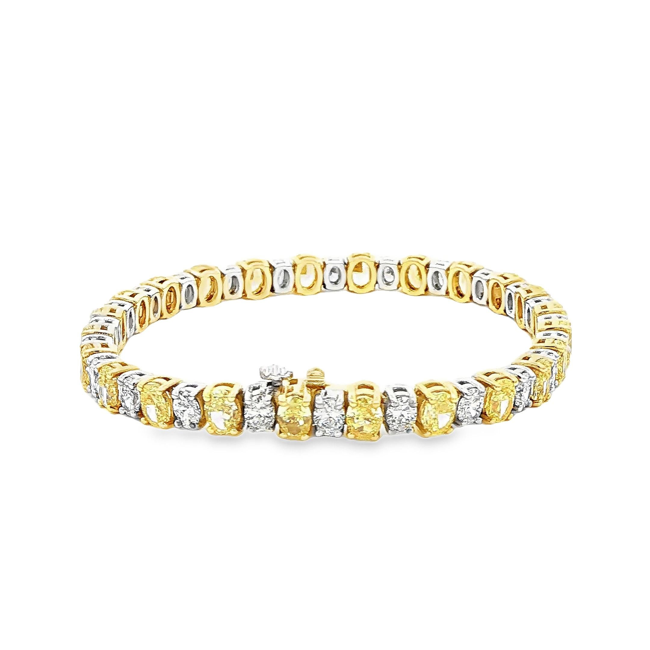 Alternance de jaune fantaisie et d'ovale  Bracelet de tennis en or bicolore 18K avec diamants. Ce bracelet de tennis contient vingt-quatre diamants de couleur jaune fantaisie et vingt-quatre diamants ovales de couleur F, pureté VS avec un total