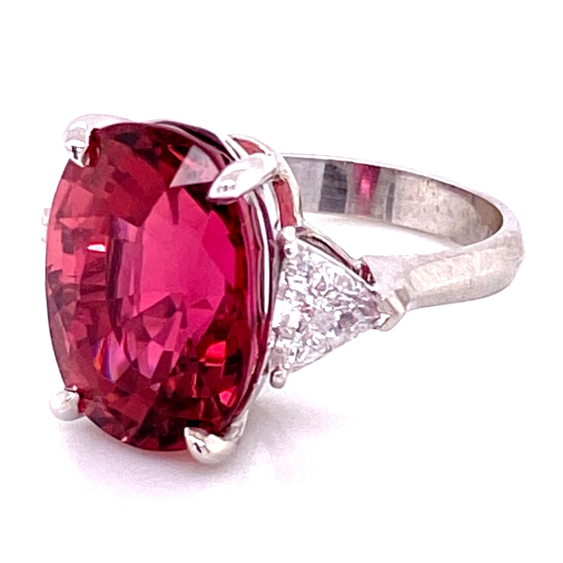 11.31 Carat Rubelite Tourmaline and Diamond Platinum Ring Estate Fine Jewelry In Excellent Condition For Sale In Montreal, QC