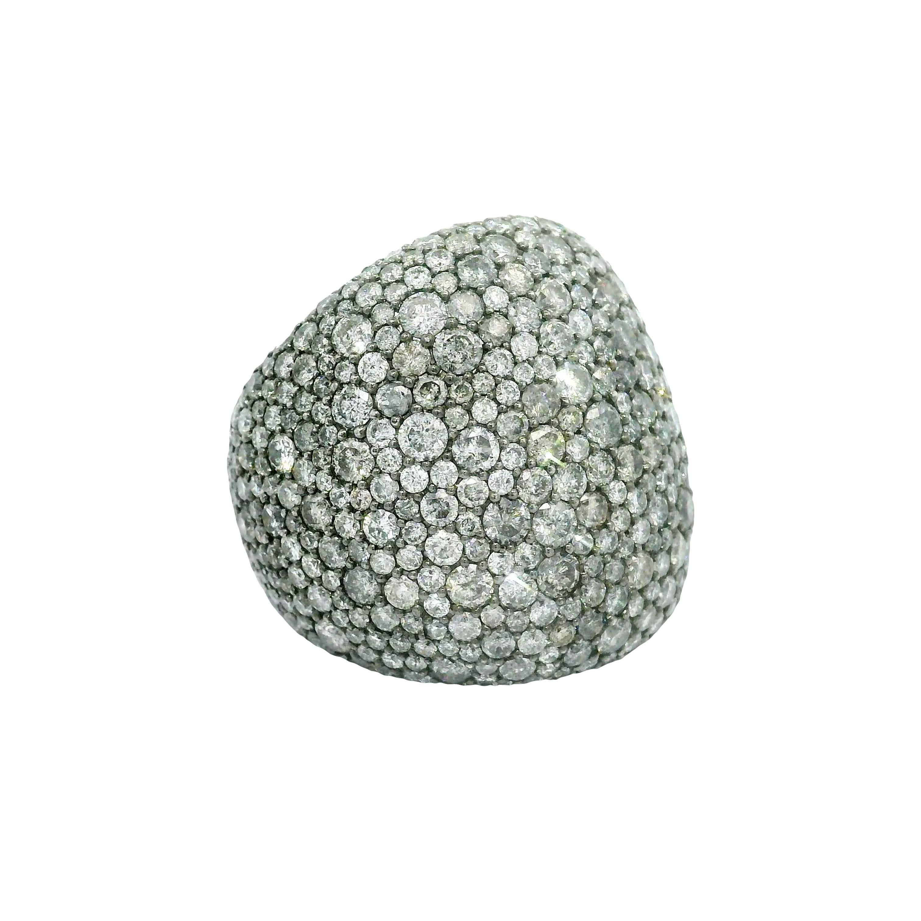 Un savoir-faire exquis. Cette bague large et bombée présente environ 11,32 carats de diamants de taille ronde, rayonnant d'un éclat et d'une brillance immenses. Les diamants sont méticuleusement sertis dans un motif sans couture, créant une surface