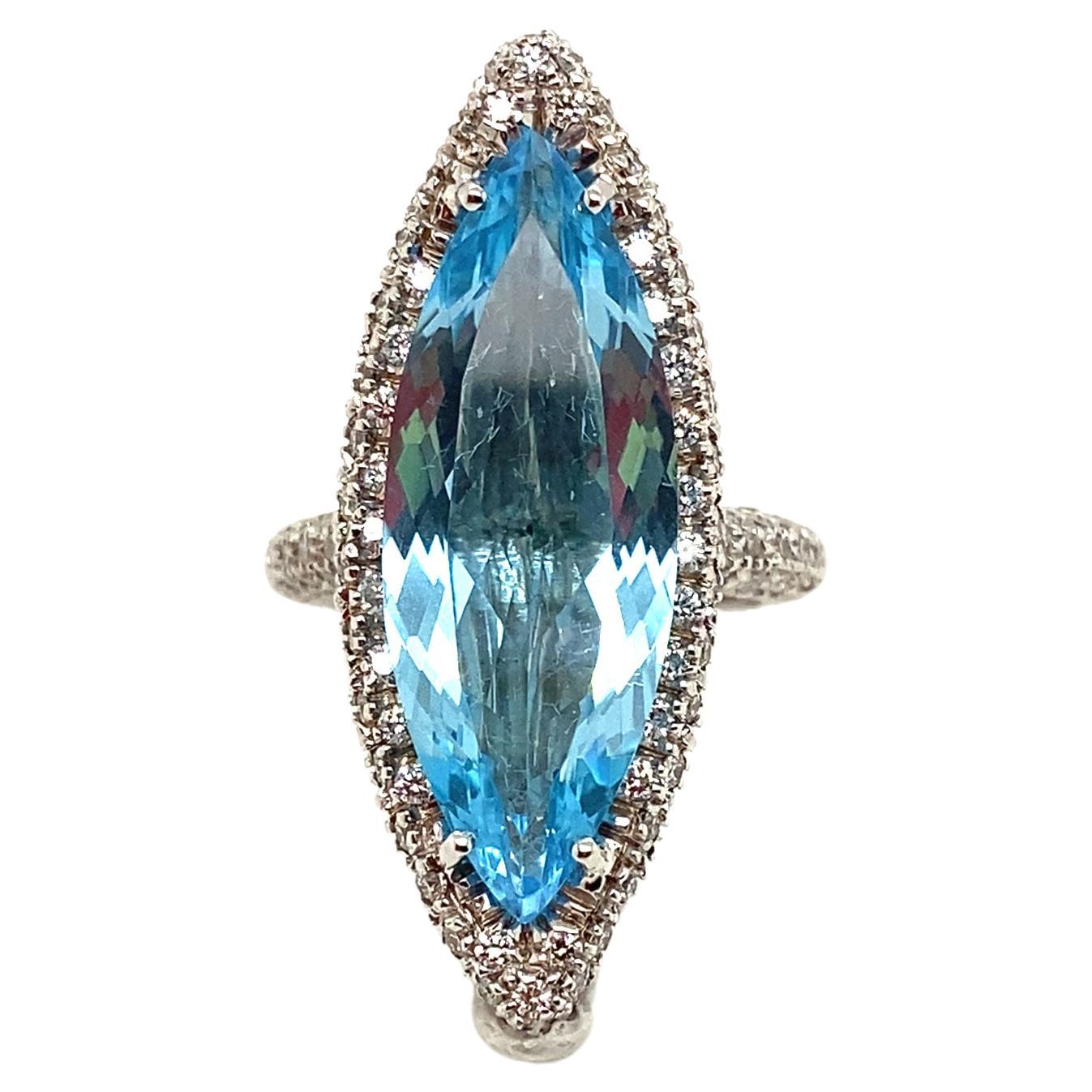 11,32 Karat Natürlicher Aquamarin im Marquiseschliff und weißer Diamant Gold Cocktail Ring im Angebot