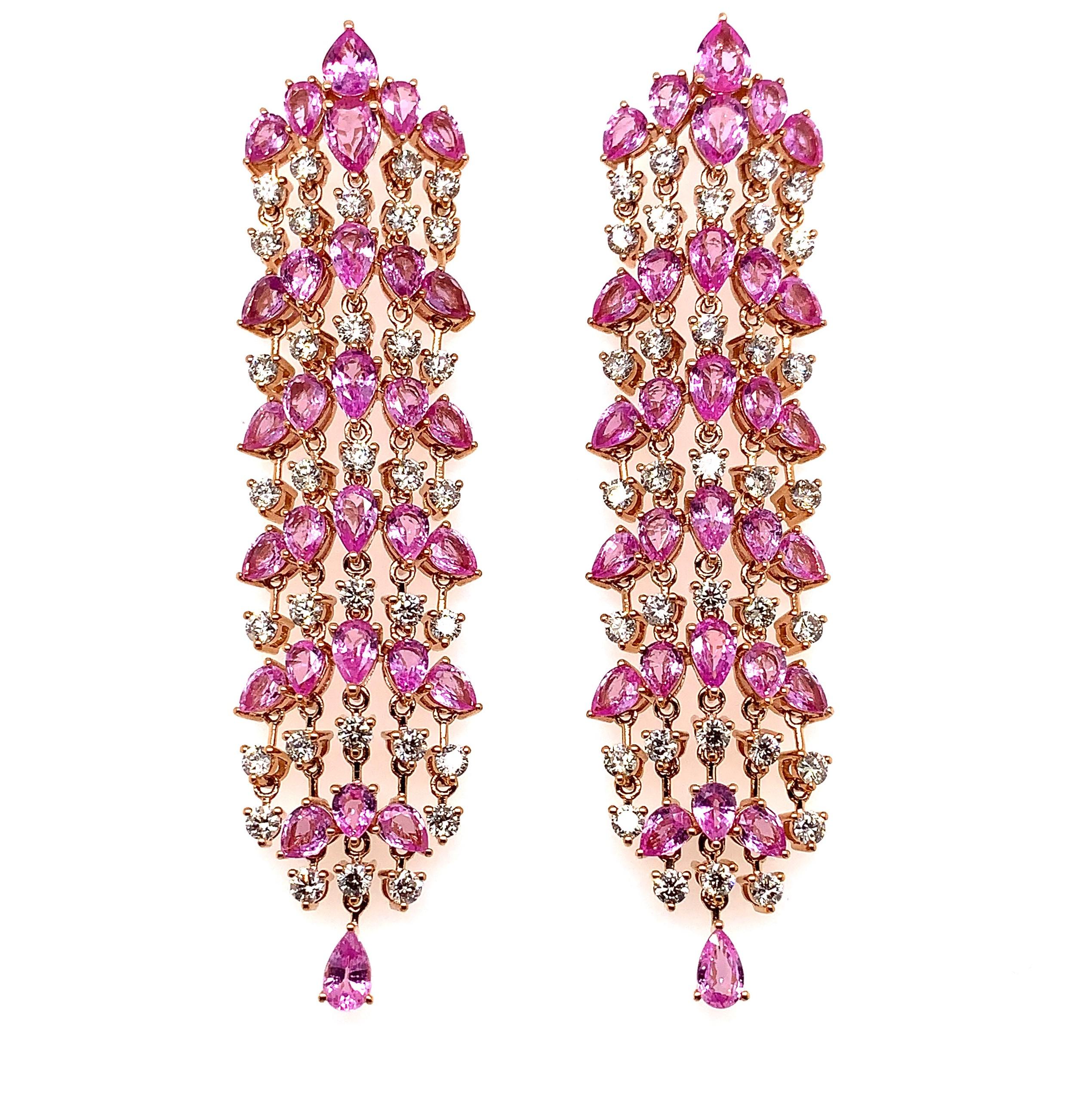 Sunita Nahata präsentiert eine exklusive Kollektion von Ohrringen aus rosa Saphiren. Dieser Ohrring ist mit baumelnden Saphiren und Diamanten besetzt und fällt elegant auf die Trägerin. 

Designer-Ohrring mit rosa Saphiren aus 18 Karat Roségold mit