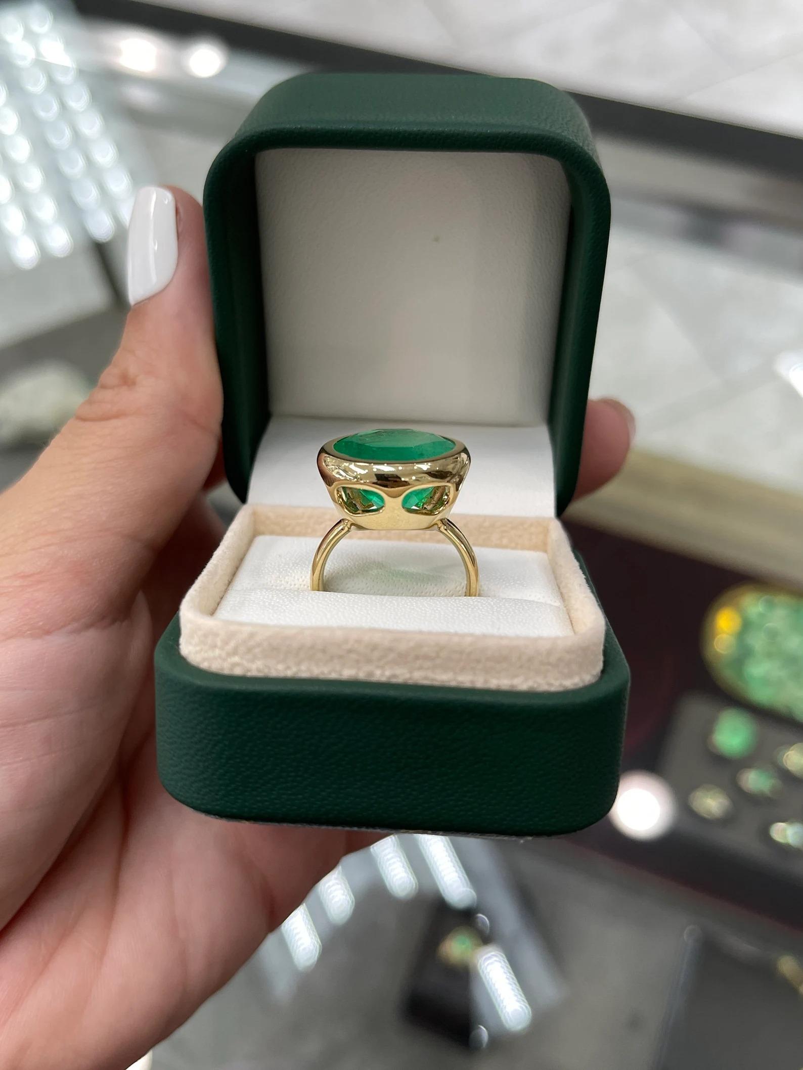 11.33 Carat Boho Inspired Colombian Emerald Round Bezel Statement Ring 18K For Sale 1