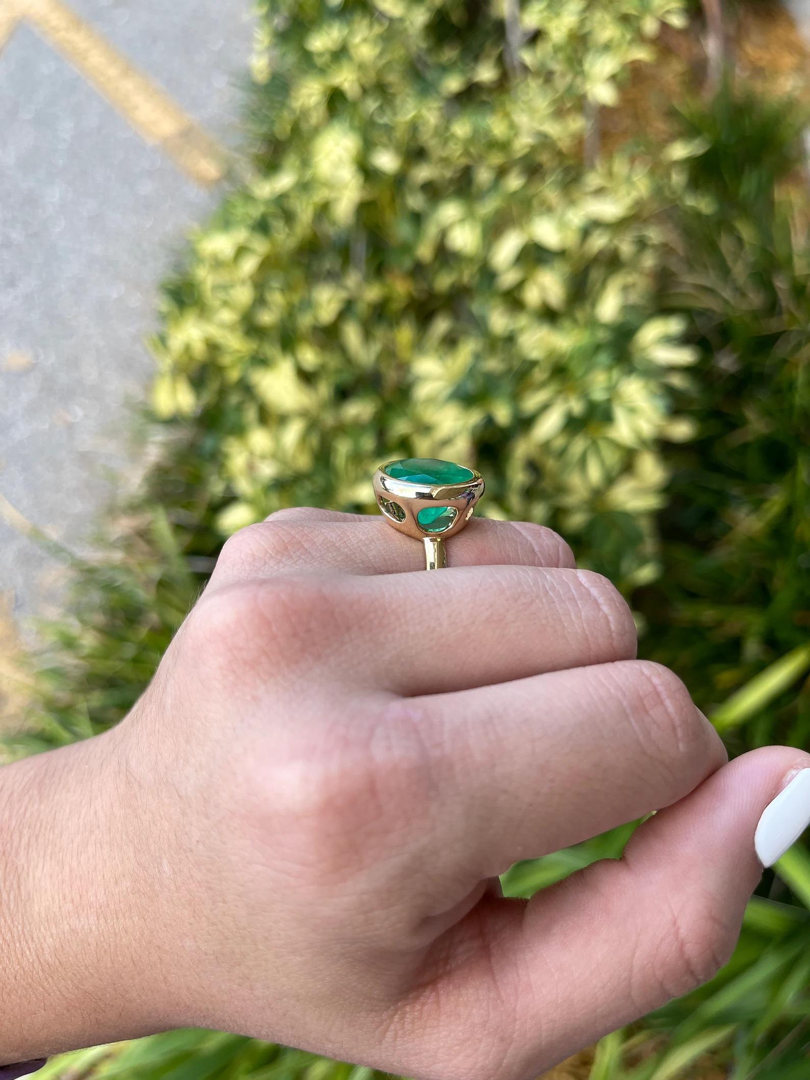 Modern 11.33 Carat Boho Inspired Colombian Emerald Round Bezel Statement Ring 18K For Sale