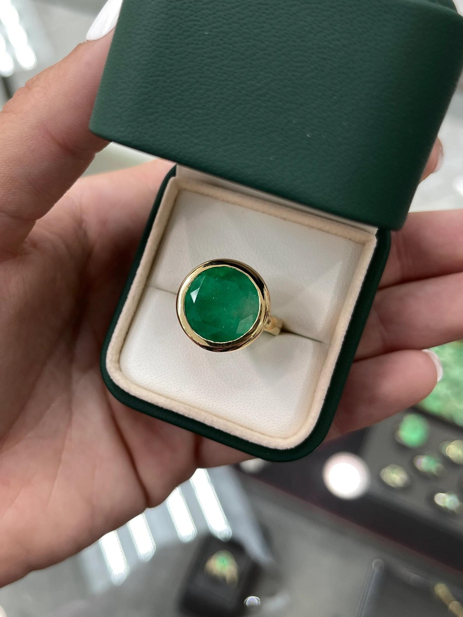 Women's 11.33 Carat Boho Inspired Colombian Emerald Round Bezel Statement Ring 18K For Sale