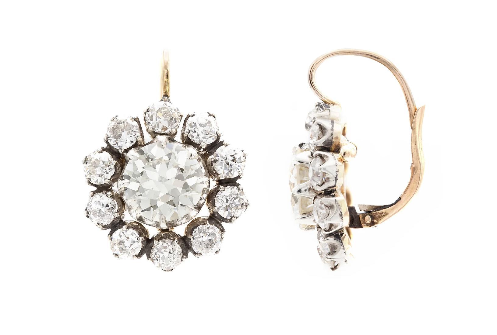Finement réalisée en or 14k et argent avec 2 diamants centraux de taille européenne ancienne, l'un pesant 3,16 carats, et l'autre pesant 2,95 carats.
Les boucles d'oreilles sont ornées de 10 diamants de taille européenne ancienne pesant au total