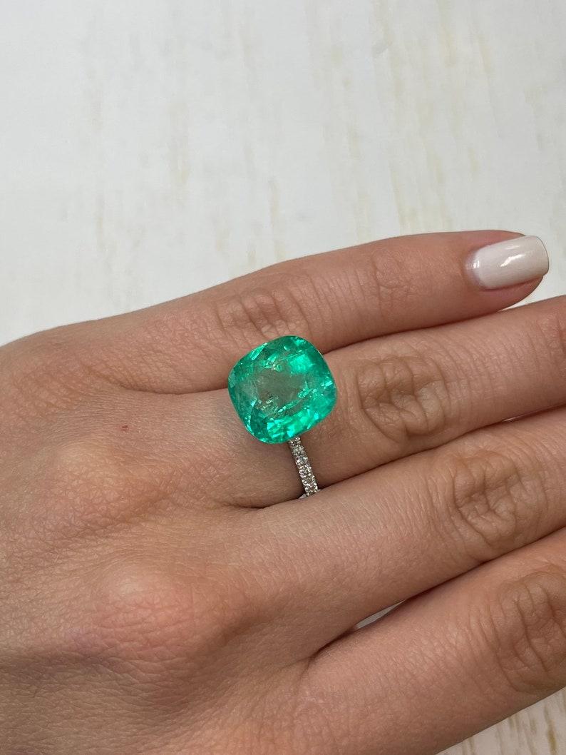 Esmeralda colombiana verde azulada de 11,34 quilates 13,5x13 - Gema redondeada talla cojín en venta 2