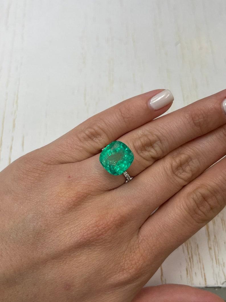 Esmeralda colombiana verde azulada de 11,34 quilates 13,5x13 - Gema redondeada talla cojín en venta 1