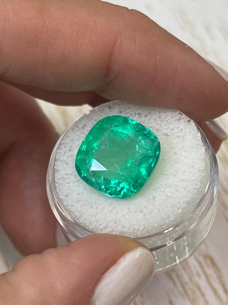Esmeralda colombiana verde azulada de 11,34 quilates 13,5x13 - Gema redondeada talla cojín Corte cojín en venta