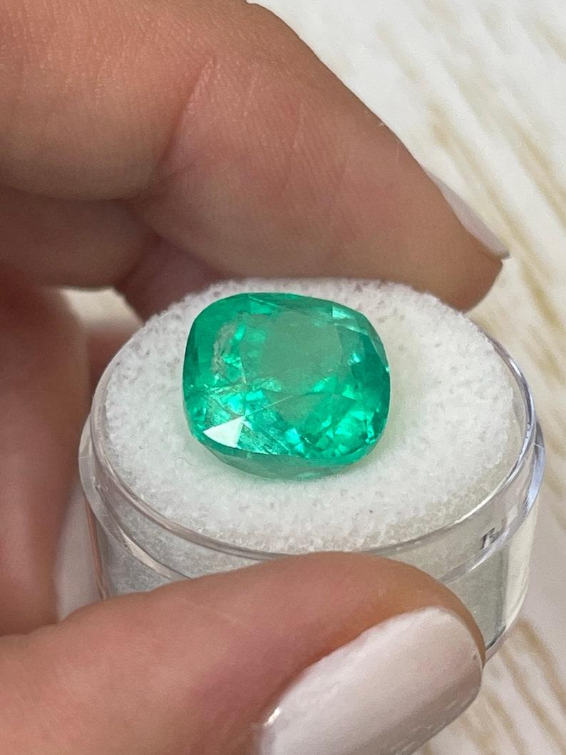 Esmeralda colombiana verde azulada de 11,34 quilates 13,5x13 - Gema redondeada talla cojín en Nuevo estado para la venta en Jupiter, FL