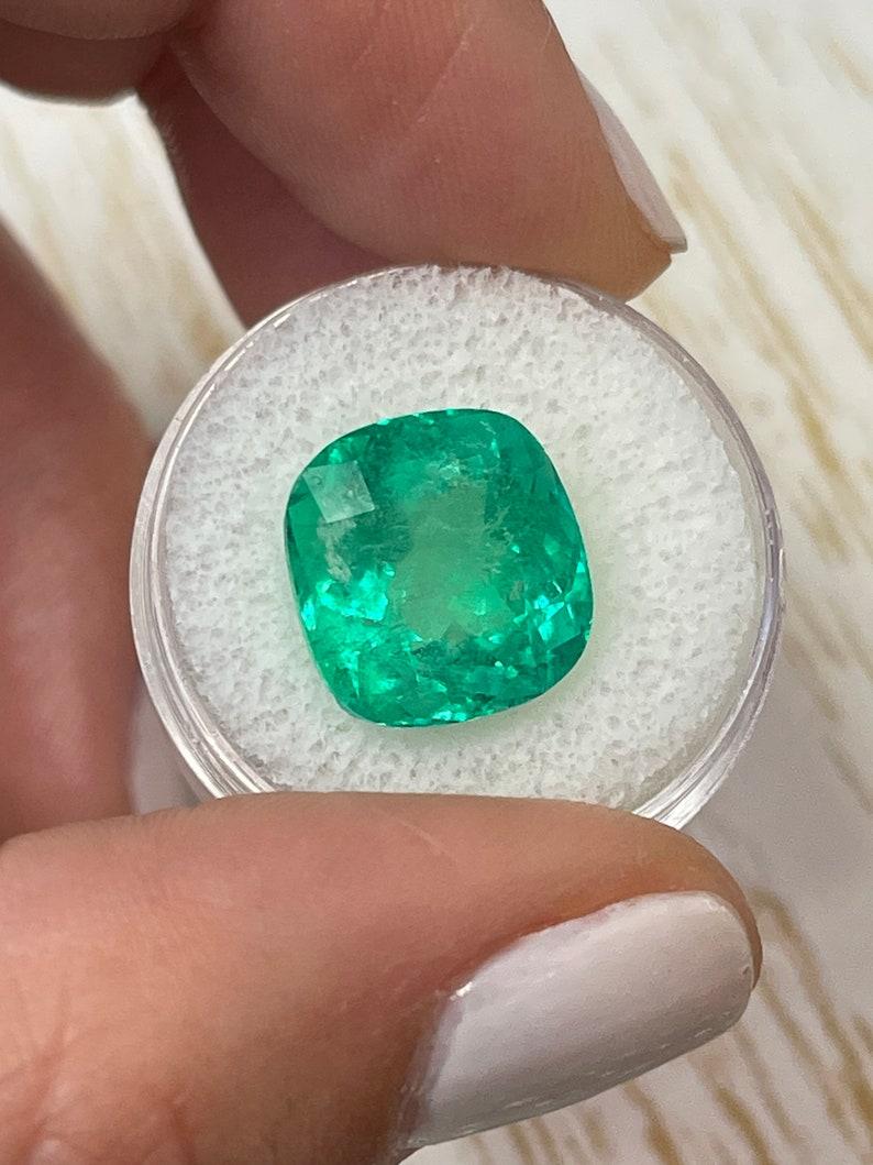 Esmeralda colombiana verde azulada de 11,34 quilates 13,5x13 - Gema redondeada talla cojín Moderno en venta