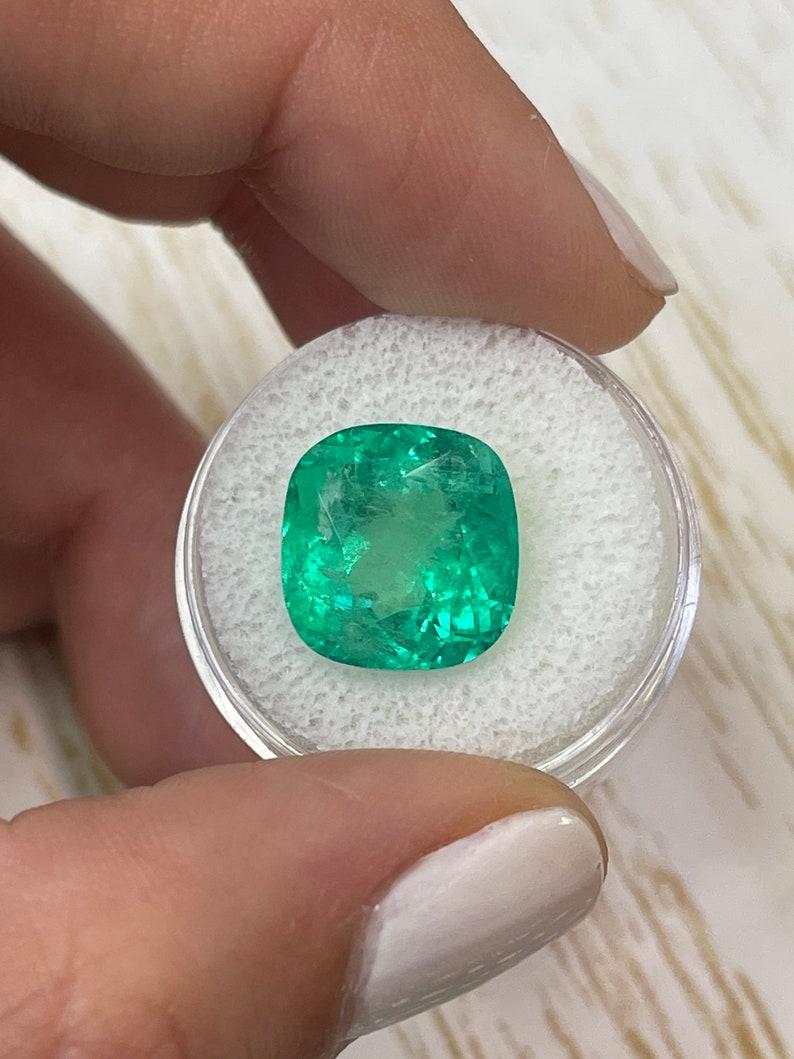 Piedra: Esmeralda
Peso: 11,34 quilates
Forma: Corte de cojín
Claridad: Transparente
Lustre: Excelente-Muy bueno
Color: Verde azulado
Medidas: 13,68 mm x 13,15 mm
Origen geográfico: Colombia
Tratamiento: Natural, Engrasado

Observaciones: Debido a