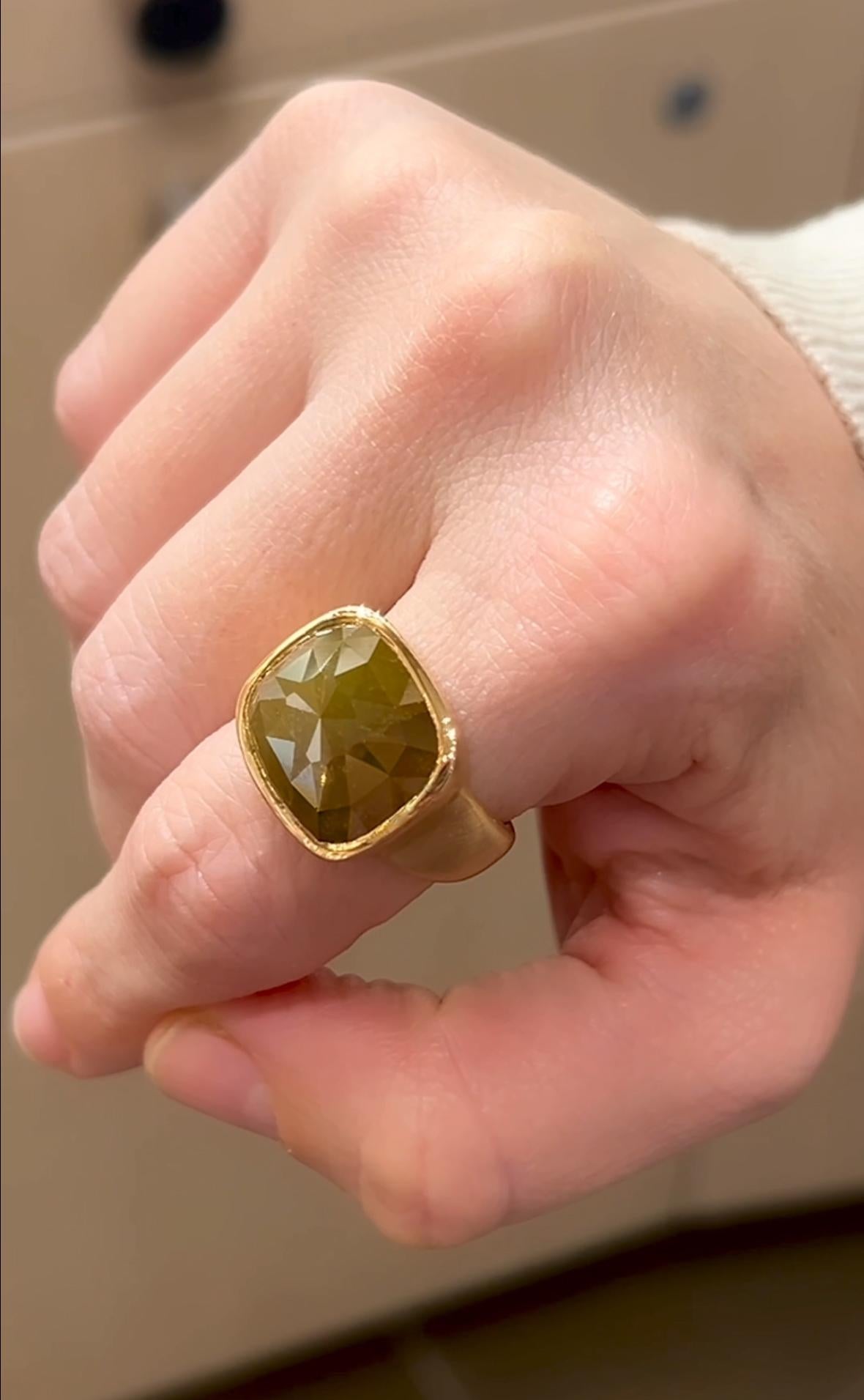 Anello unico nel suo genere, realizzato a mano in Germania dal pluripremiato gioielliere Jorg Gellner, con un magnifico diamante completamente naturale da 11,35 carati con taglio fantasia incastonato in oro rosa 18 carati lucidato a specchio su una
