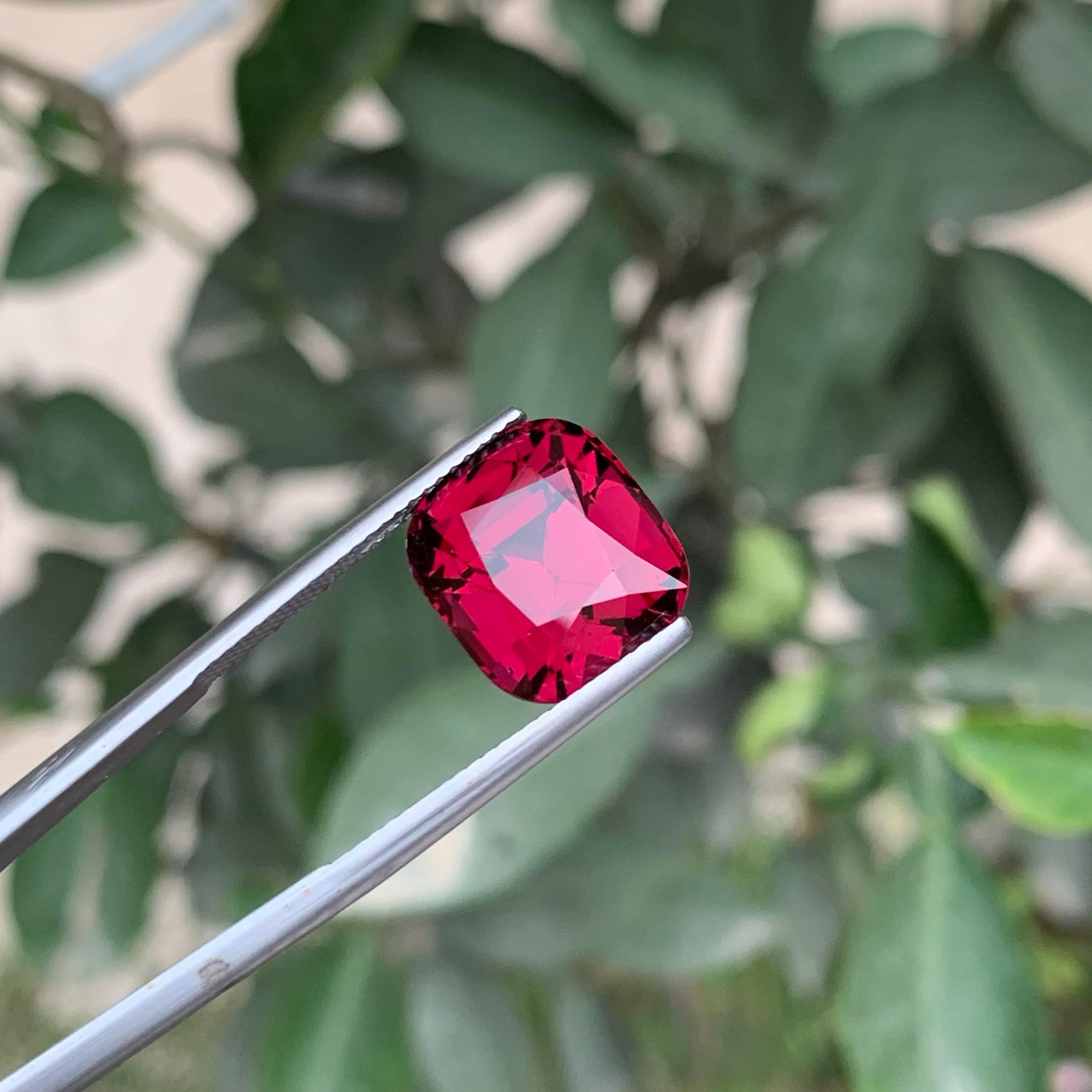 Moderne 11.35 Carat Natural Loose Pinkish Red Garnet Cushion Cut Tanzanian Gemstone (pierre précieuse tanzanienne) en vente