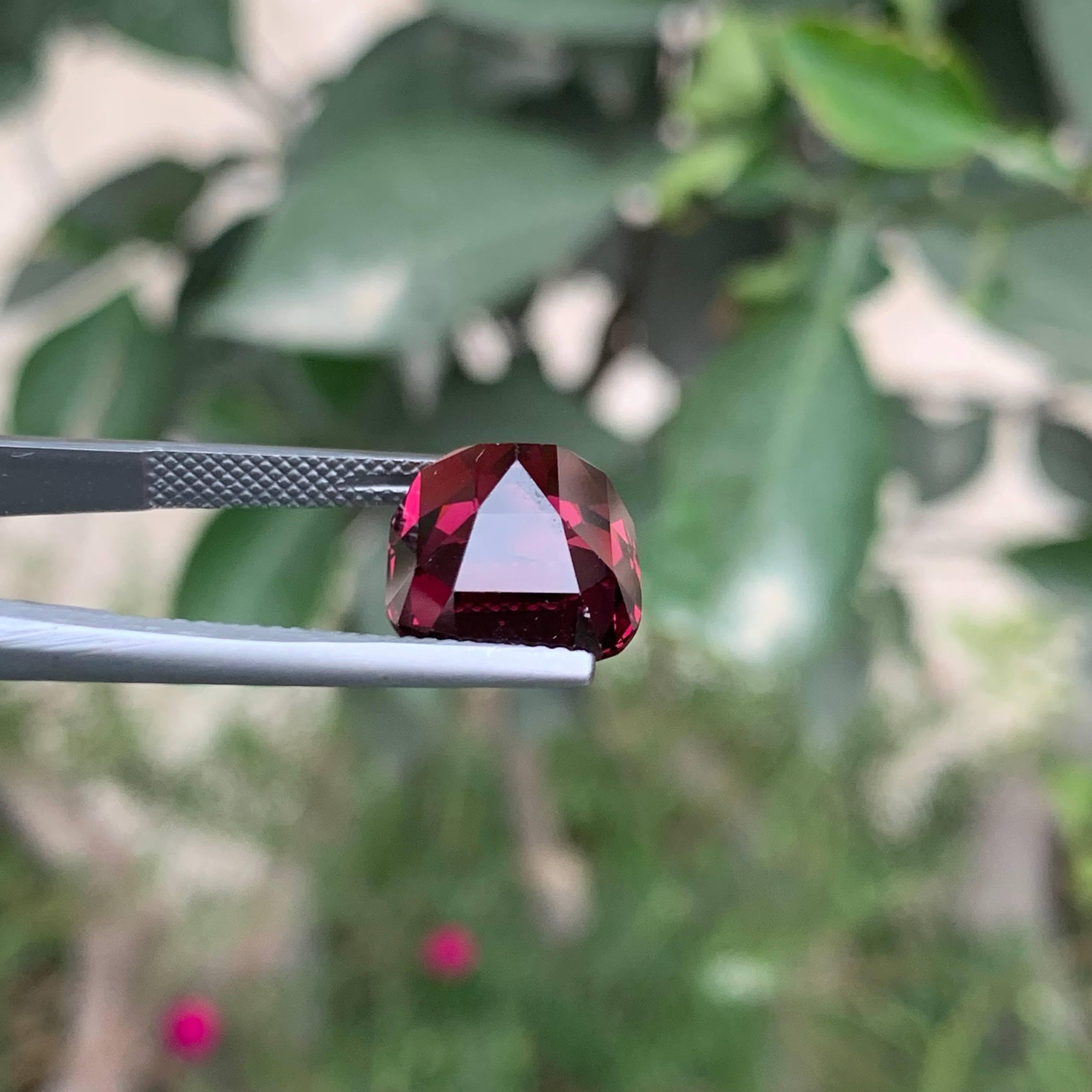 Taille coussin 11.35 Carat Natural Loose Pinkish Red Garnet Cushion Cut Tanzanian Gemstone (pierre précieuse tanzanienne) en vente