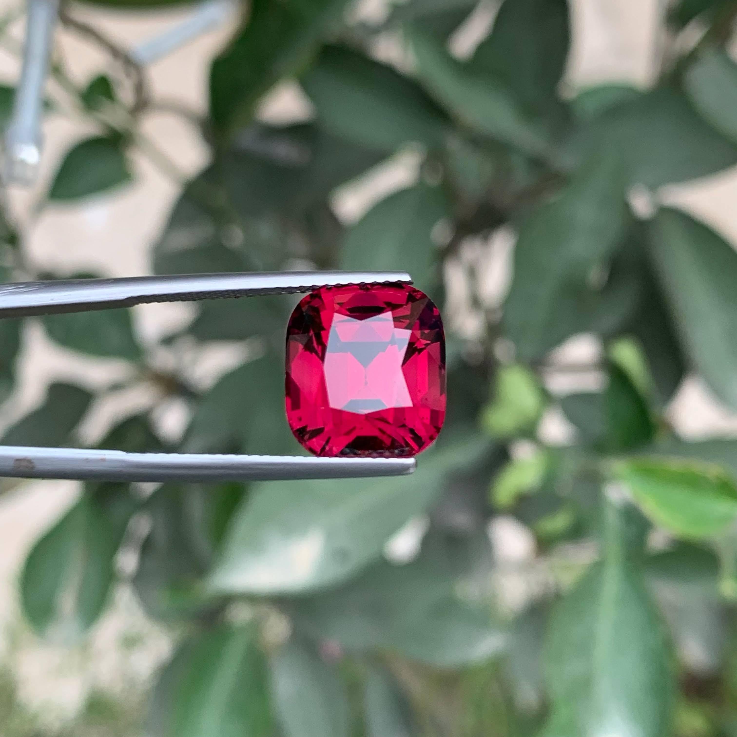 11.35 Carat Natural Loose Pinkish Red Garnet Cushion Cut Tanzanian Gemstone (pierre précieuse tanzanienne) Unisexe en vente
