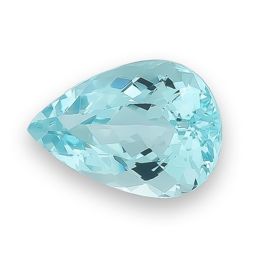Descubre el fascinante encanto de la aguamarina en 1stDibs, donde se exponen las mejores piedras preciosas para coleccionistas y entusiastas de la joyería. Esta aguamarina excepcional capta la esencia de la serenidad con su tono azul claro y su