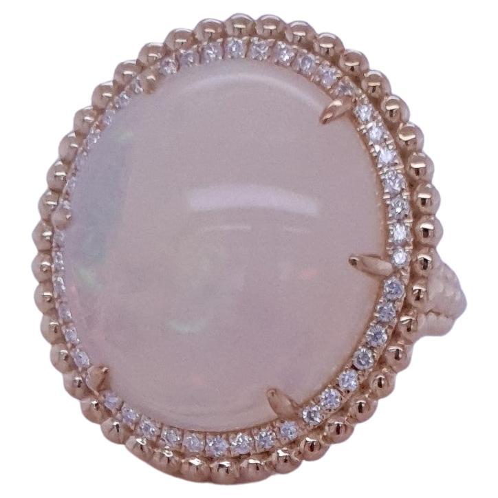 Taille ovale Bague en or 18 carats avec opale de 11,36 carats et diamants en vente