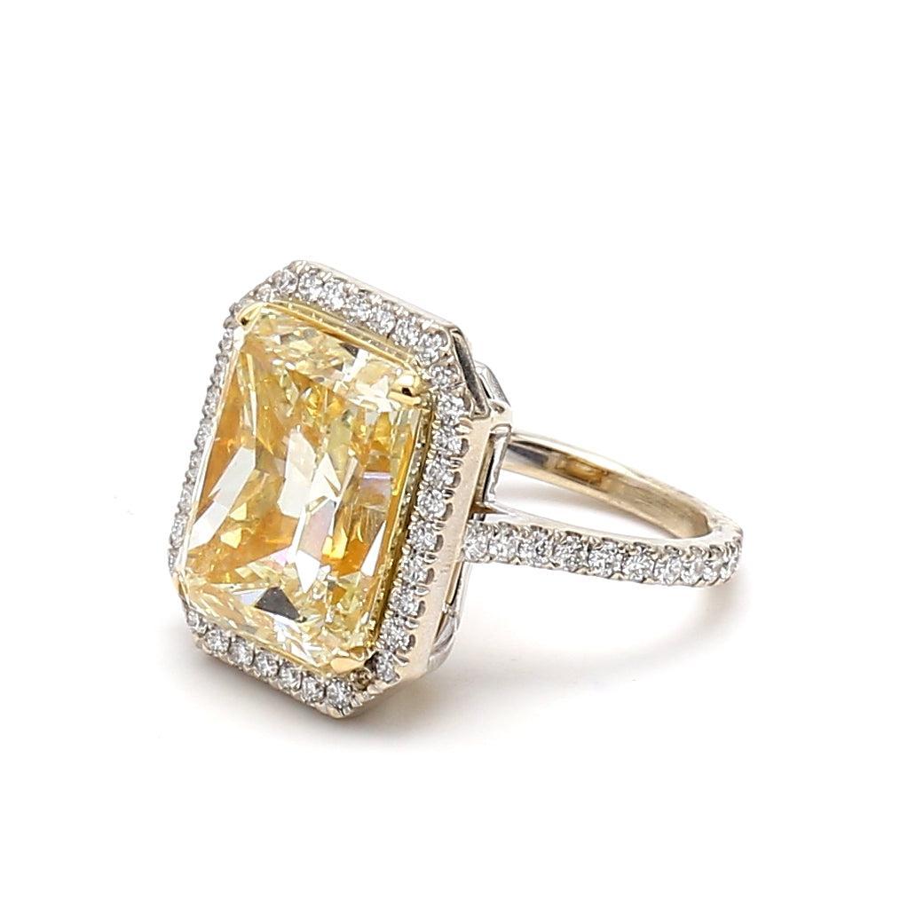Titel:
11,36 Karat Diamant im Strahlenschliff U-VS2 18 Karat zweifarbig Gold Halo Ring


Stil:
Halo


Metall:
18 Karat zweifarbiges Gold


Edelstein 1:
10,16 Karat Diamant


Anzahl von Steinen:
1


Farbe:
U


Klarheit:
VS2


Die