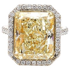 11.36 Carat Radiant Cut U-VS2 Diamond 18 Karat Two Tone Gold Halo Ring (Bague Halo en or bicolore)