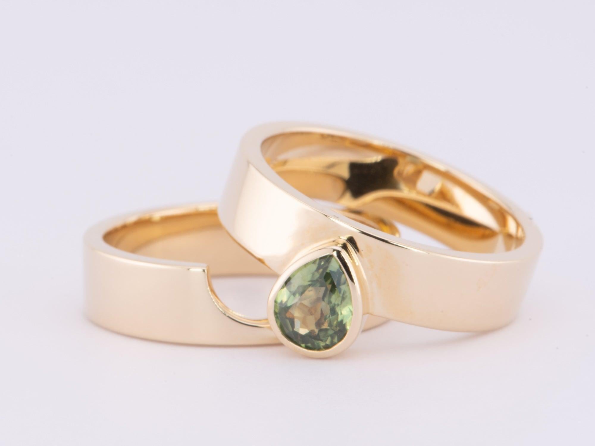 ♥ Set di anelli in oro massiccio 14K (2 anelli inclusi in questo acquisto) con uno zaffiro verde a forma di pera incastonato in un castone
♥ Design moderno, con una fascia a bordo piatto e una fede abbinata per completare il set.
♥ La pietra
