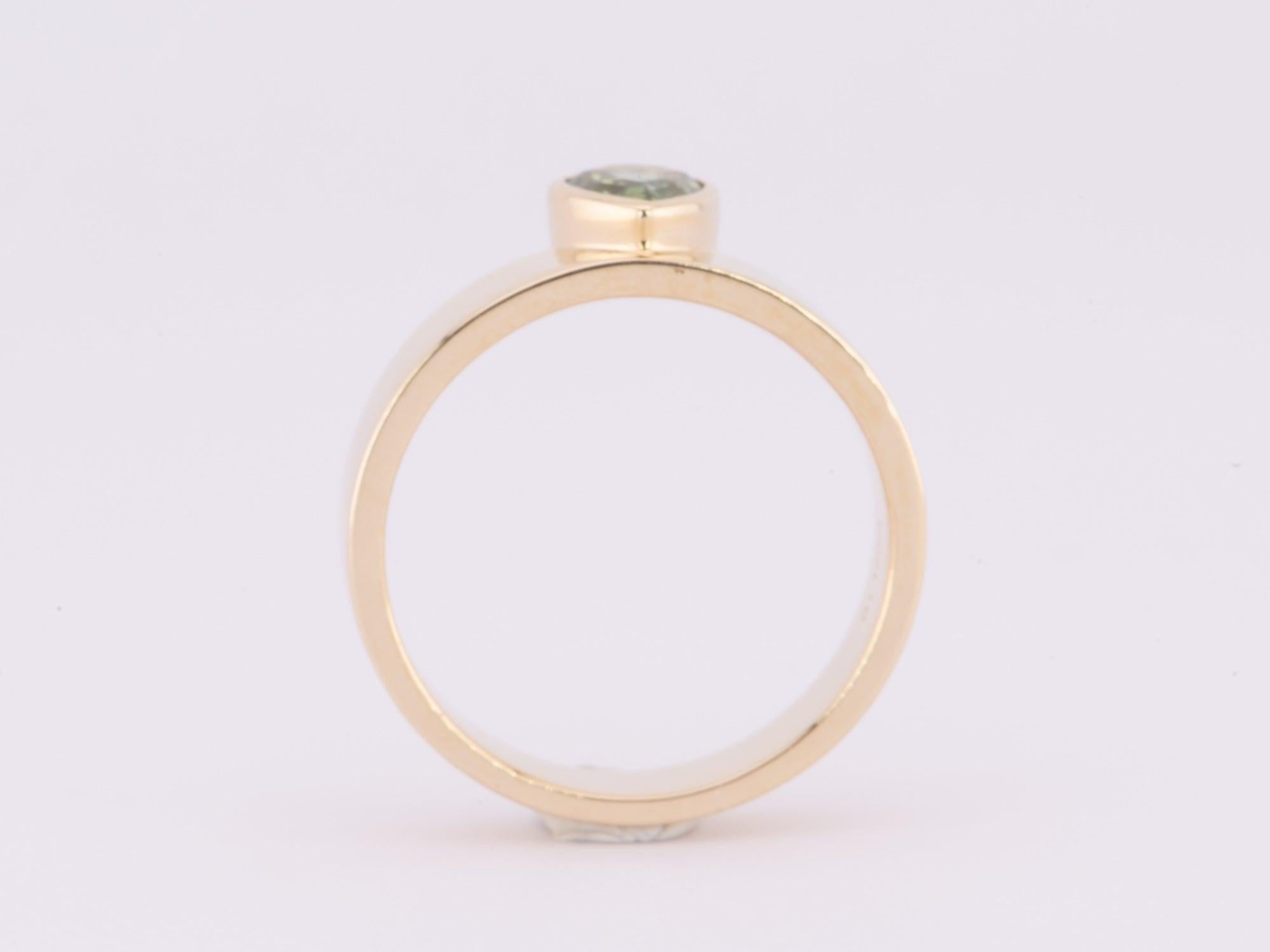 Grezzo Zaffiro verde da 1,13 carati con castone e fascia larga da sposa in oro 14K 11,68g R6623 in vendita