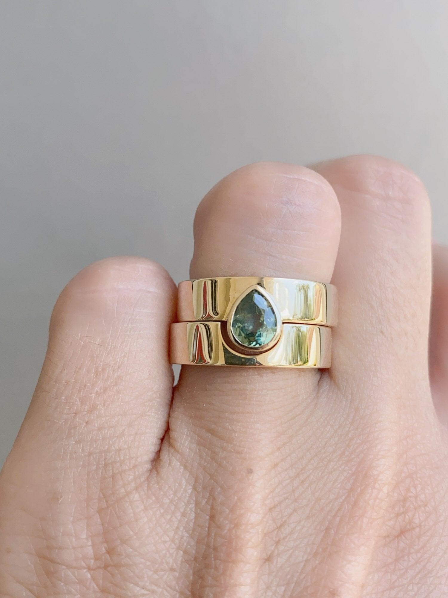 Zaffiro verde da 1,13 carati con castone e fascia larga da sposa in oro 14K 11,68g R6623 In condizioni Nuovo in vendita a Osprey, FL