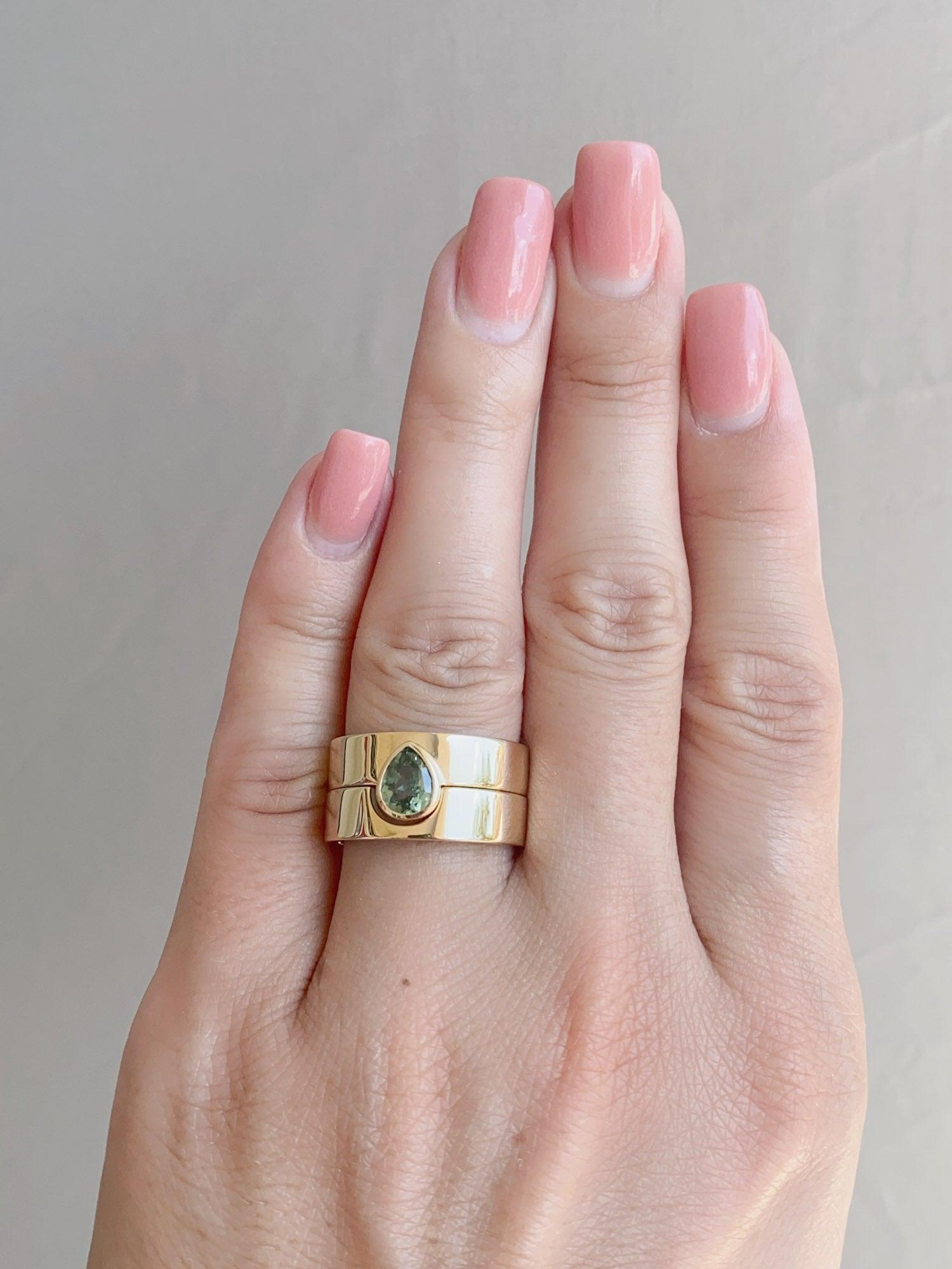 Zaffiro verde da 1,13 carati con castone e fascia larga da sposa in oro 14K 11,68g R6623 in vendita 1