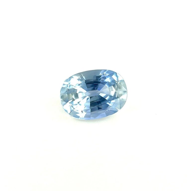 Saphir bleu clair de Ceylan taille ovale non serti de