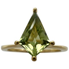 Anello moderno con solitario in oro giallo 18 carati con zaffiro verde menta e taglio Kite