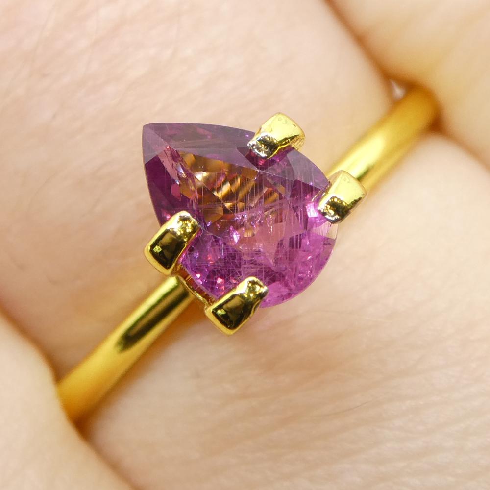 Descrizione:

Tipo di gemma: Zaffiro 
Numero di pietre: 1
Peso: 1,13 carati
Misure: 7,53 x 5,51 x 3,35 mm
Forma: A pera
Stile di taglio Corona: Taglio brillante
Padiglione Stile di Taglio: Taglio a gradini 
Trasparenza: Trasparente
Chiarezza: