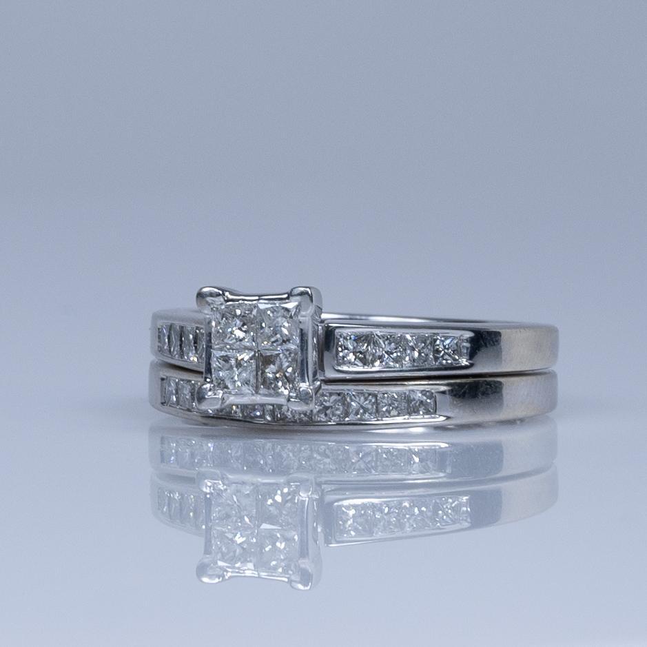 Dieses atemberaubende Verlobungsring-Set besteht aus insgesamt 1,13 Karat Diamanten im Prinzess-Schliff, die nahtlos in einer unsichtbaren Fassung angeordnet sind und einen eleganten, modernen Look ergeben. Der aus 14-karätigem Weißgold gefertigte