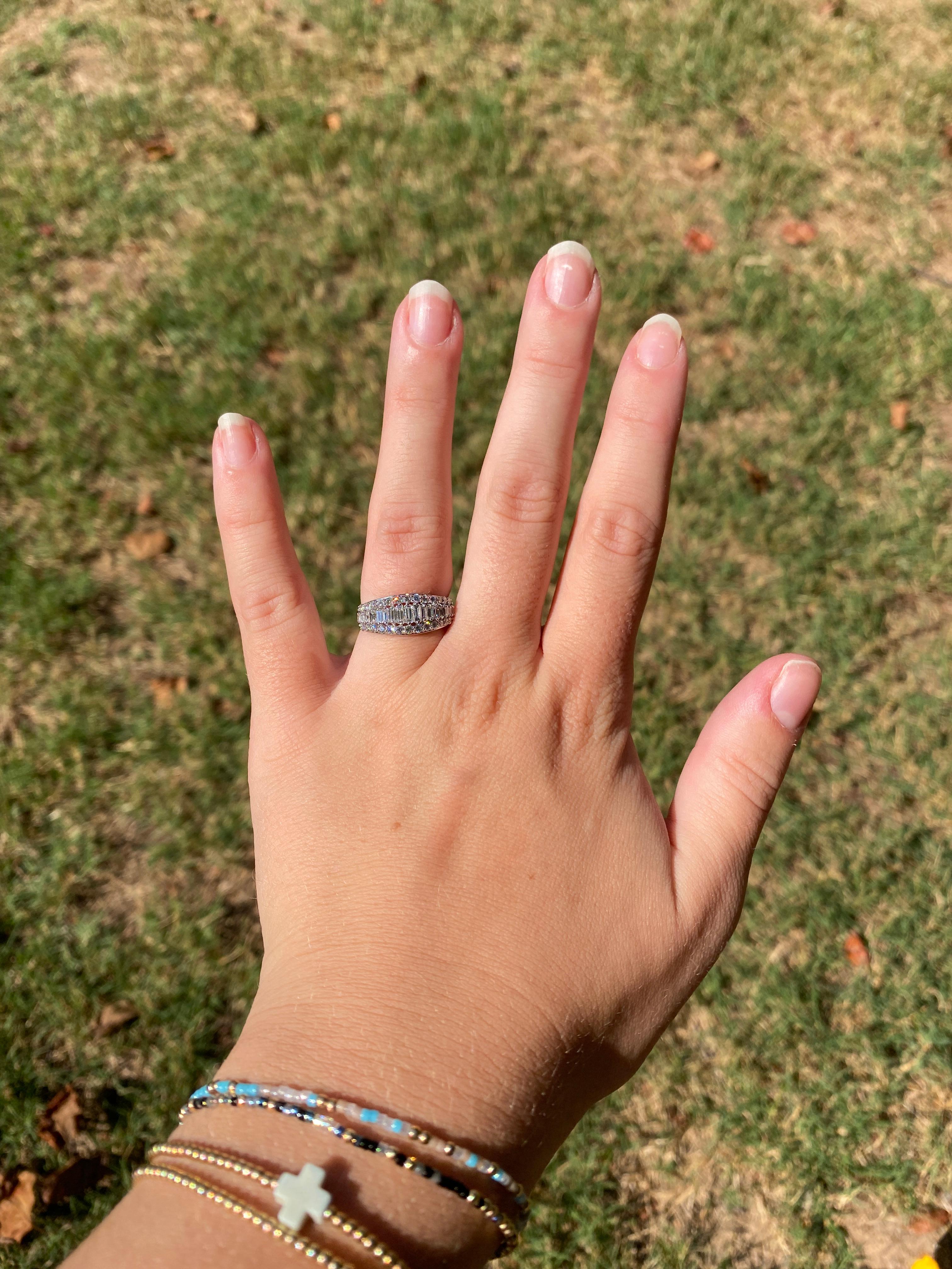1.13ctw Baguette Diamond Tapered Band Ring, Platinum, Taille 6 en vente 1