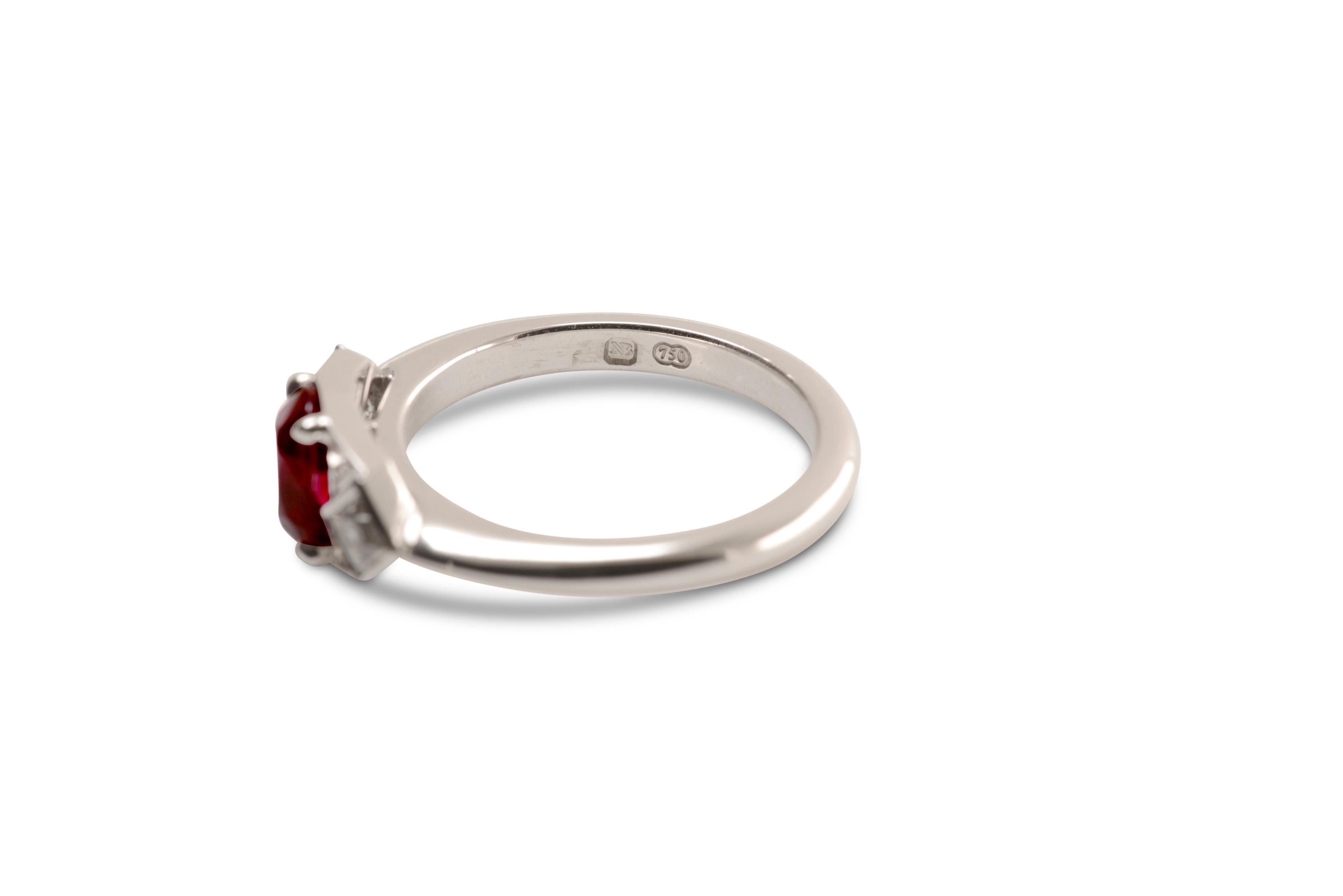 1.14 Carat Burmese Ruby and Diamond Art Deco Ring in 18 Karat White Gold For Sale 1