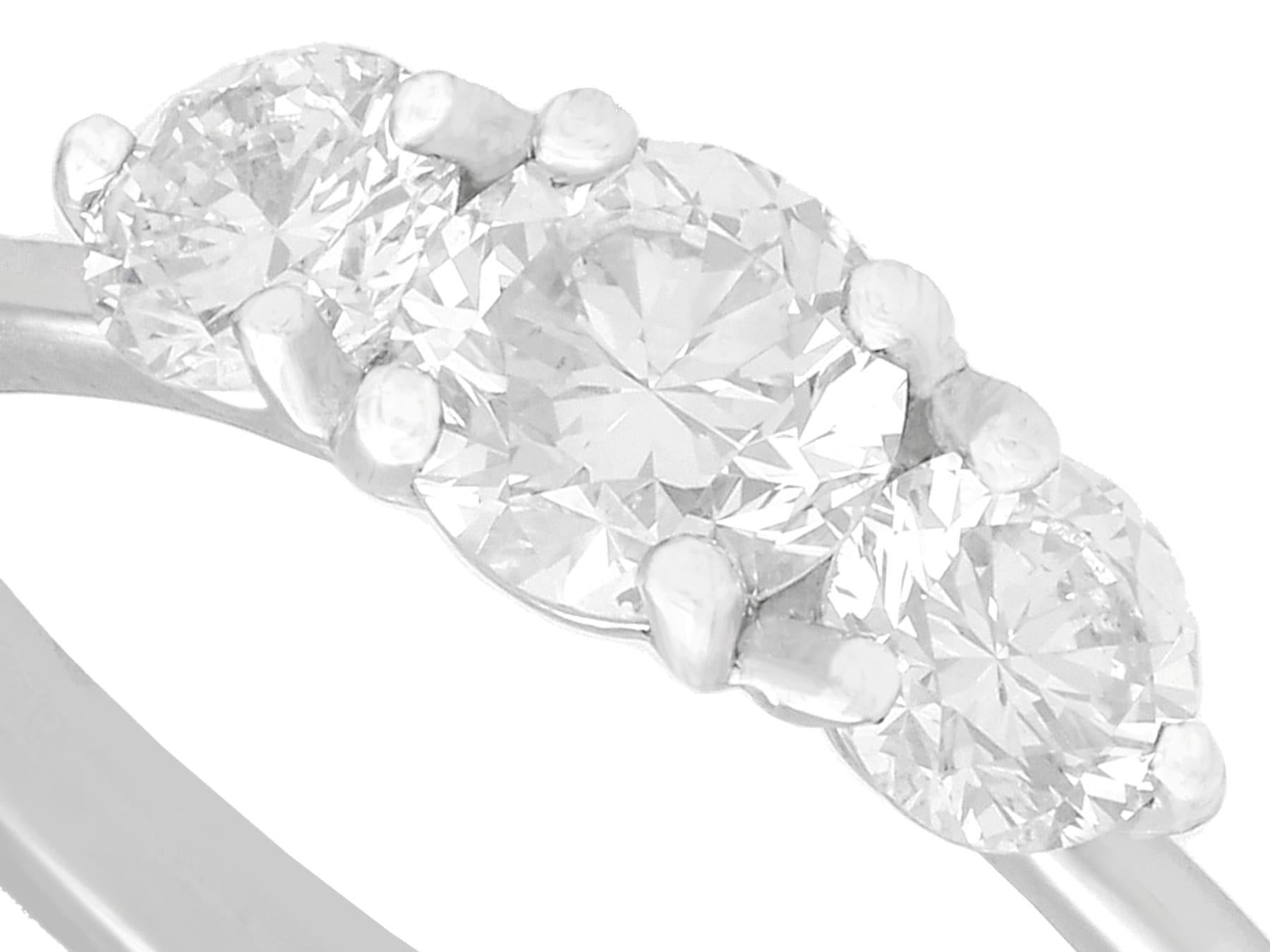 Trilogie-Ring aus Platin mit 1,14 Karat Diamant und zeitgenössischem 1,14 Karat (Rundschliff) im Angebot