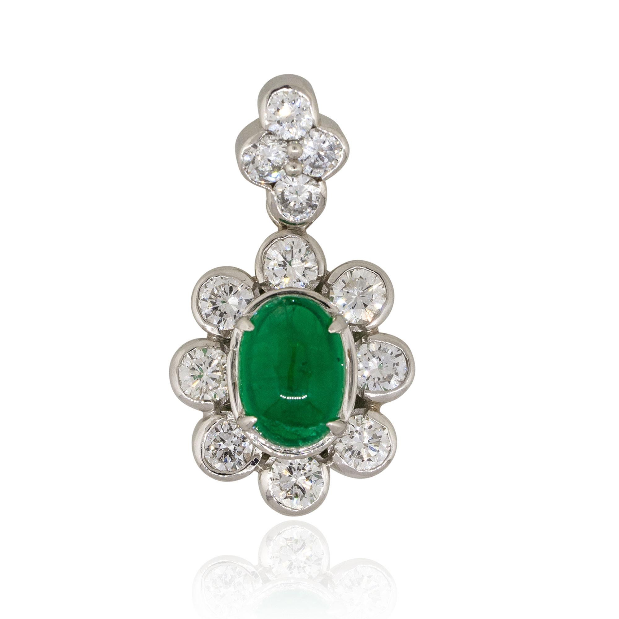Taille cabochon Pendentif fleur en platine avec émeraude cabochon de 1,14 carat et diamants en vente