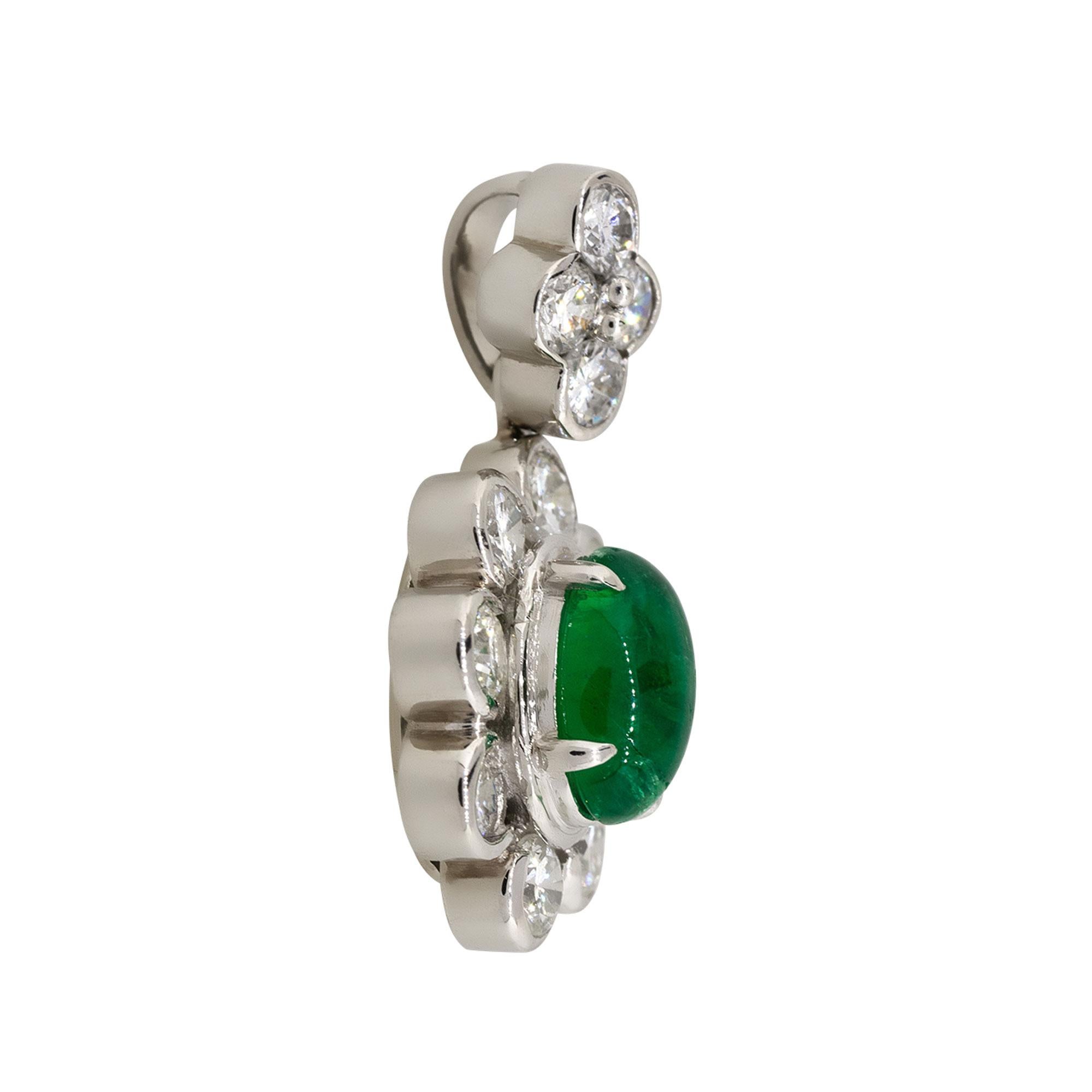 Pendentif fleur en platine avec émeraude cabochon de 1,14 carat et diamants en vente 3
