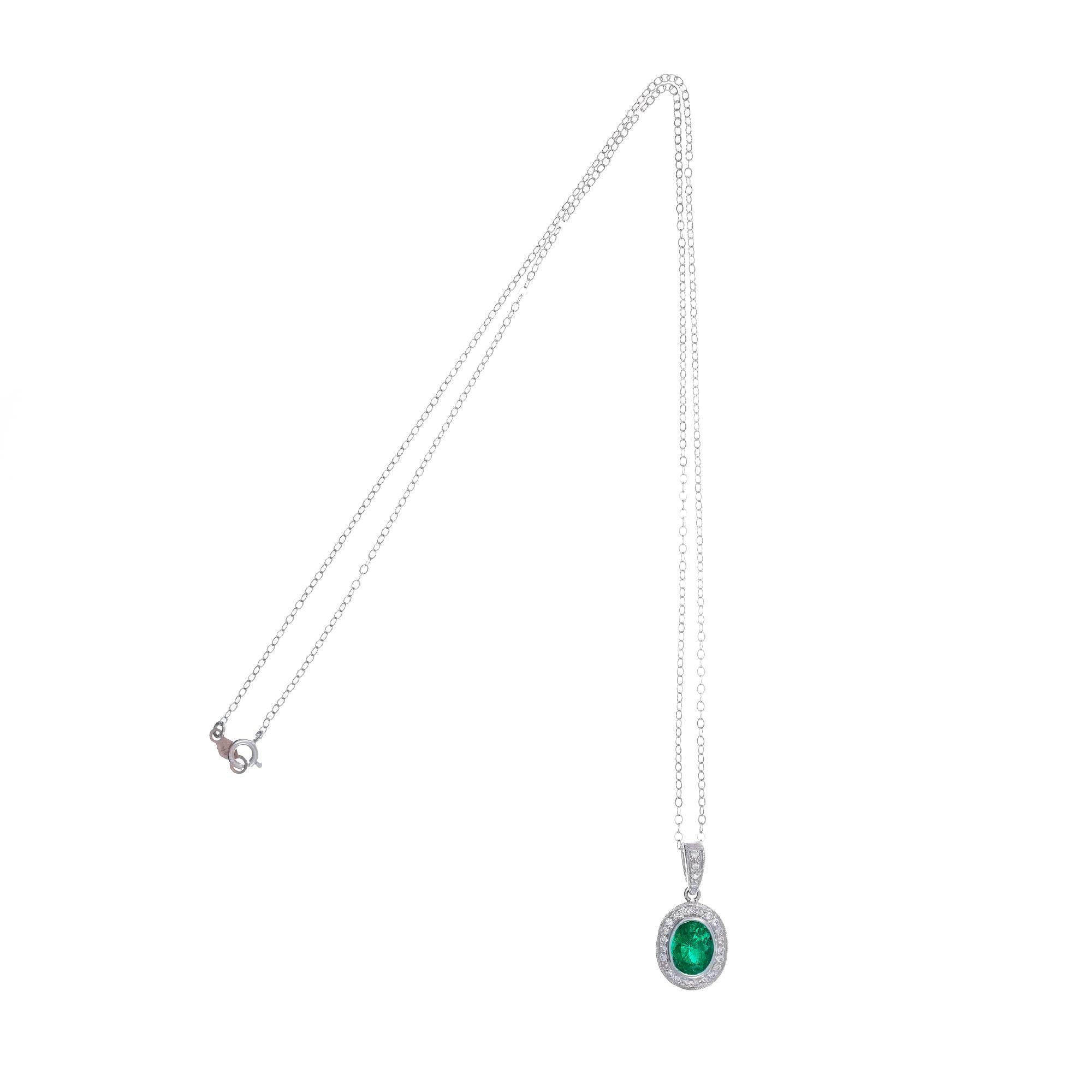Halskette mit 1,14 Karat Smaragd-Diamant-Halo-Diamant-Anhänger Damen im Angebot