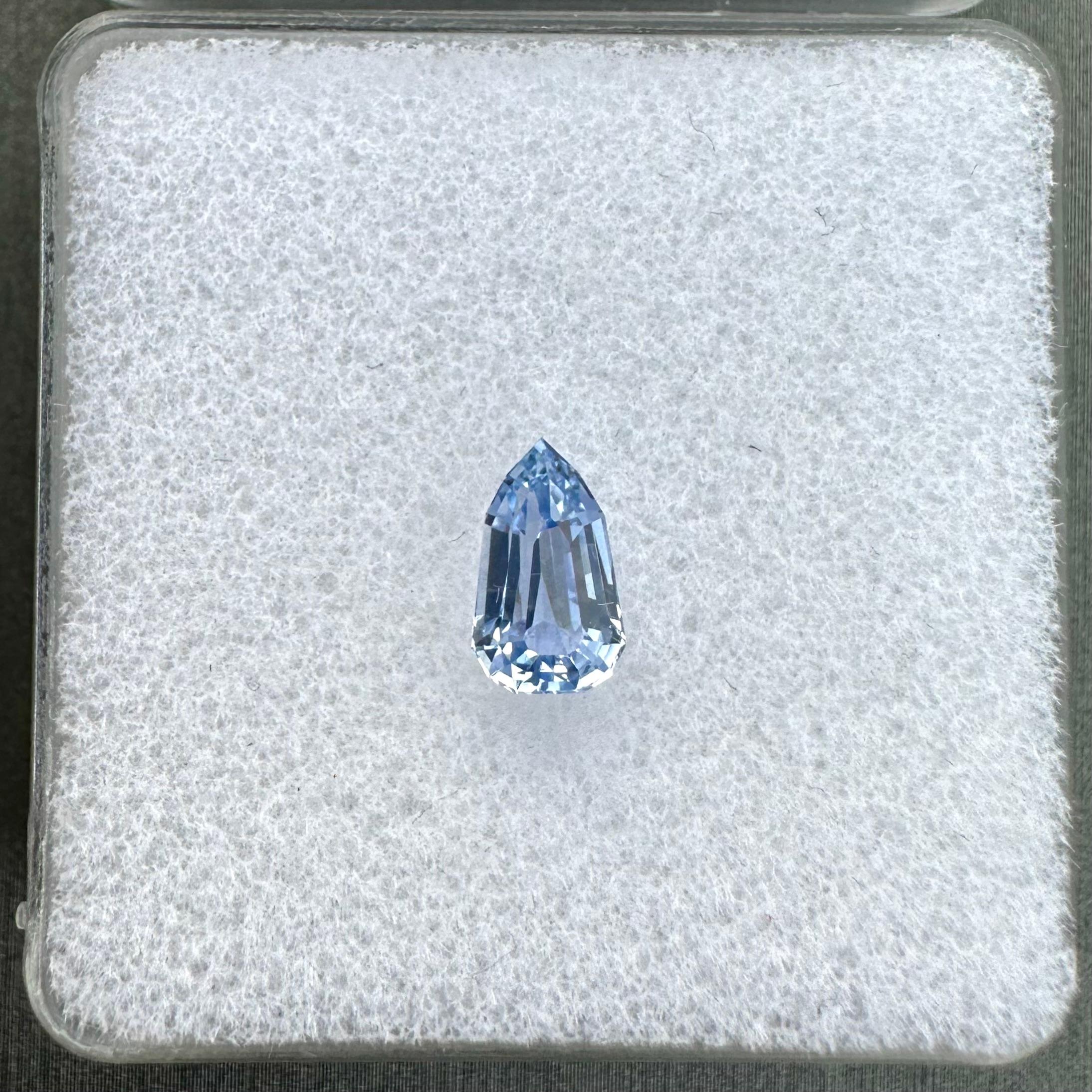1.14 carat, non heat treated, shield cut Sri Lankan sapphire For Sale 1