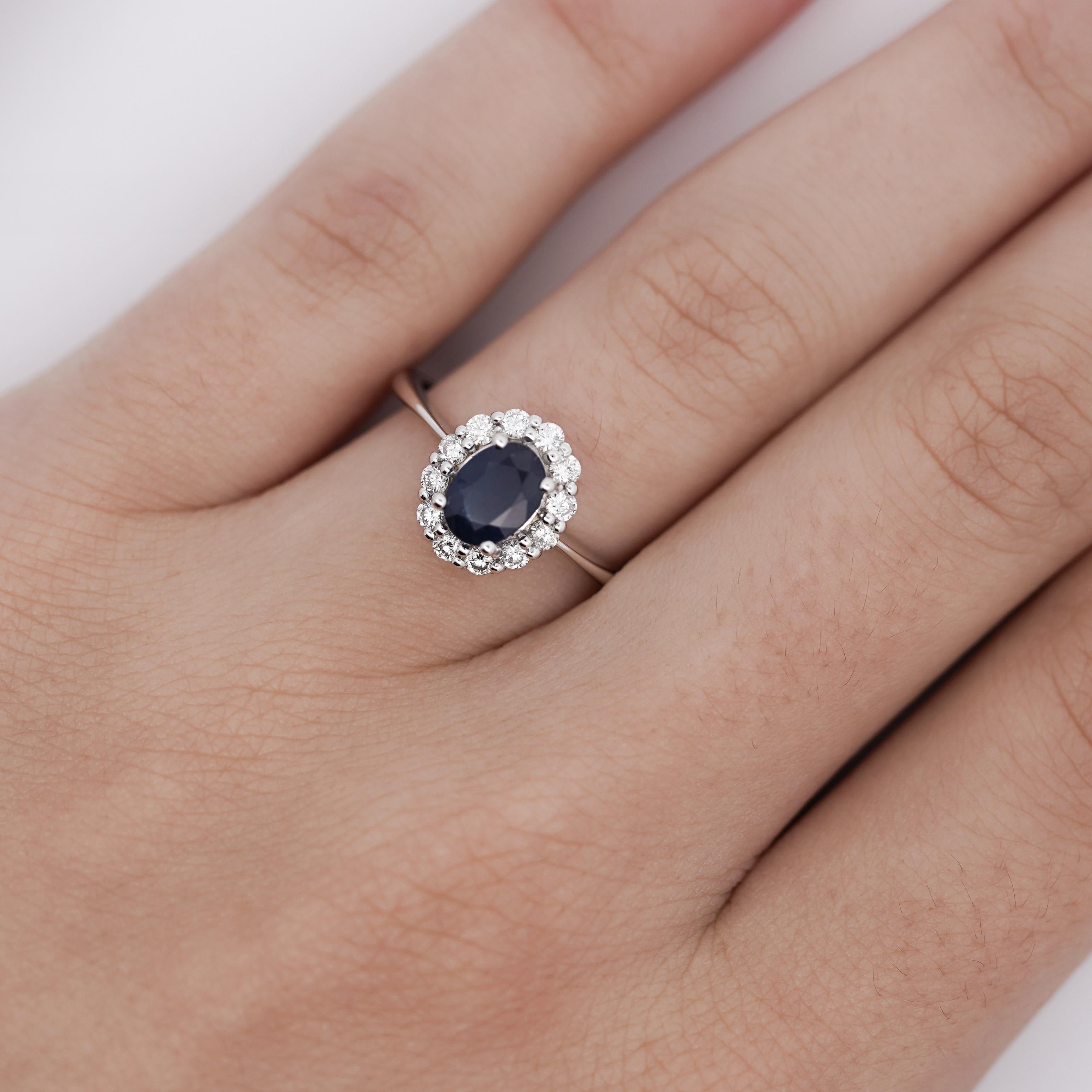 Bague en or blanc 18 carats avec saphir bleu profond ovale de 1,14 carat et diamant rond de 0,32 CTTW, taille 6,75. Serti d'une fine tige et d'une pierre centrale en saphir de tonalité plus foncée. 

Détails :
Type d'article : Bague de déclaration,