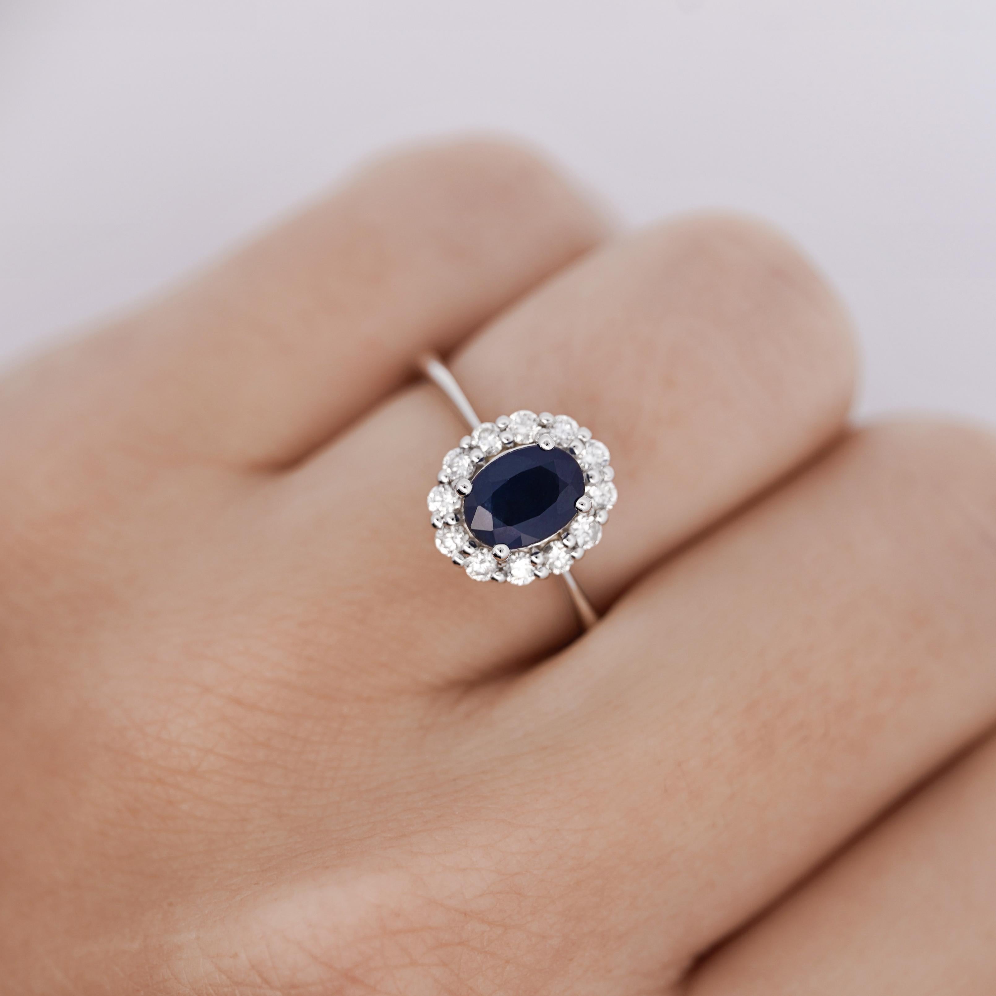 Moderne Bague fantaisie en or blanc 18 carats avec saphir bleu profond ovale de 1,14 carat et diamant rond en vente