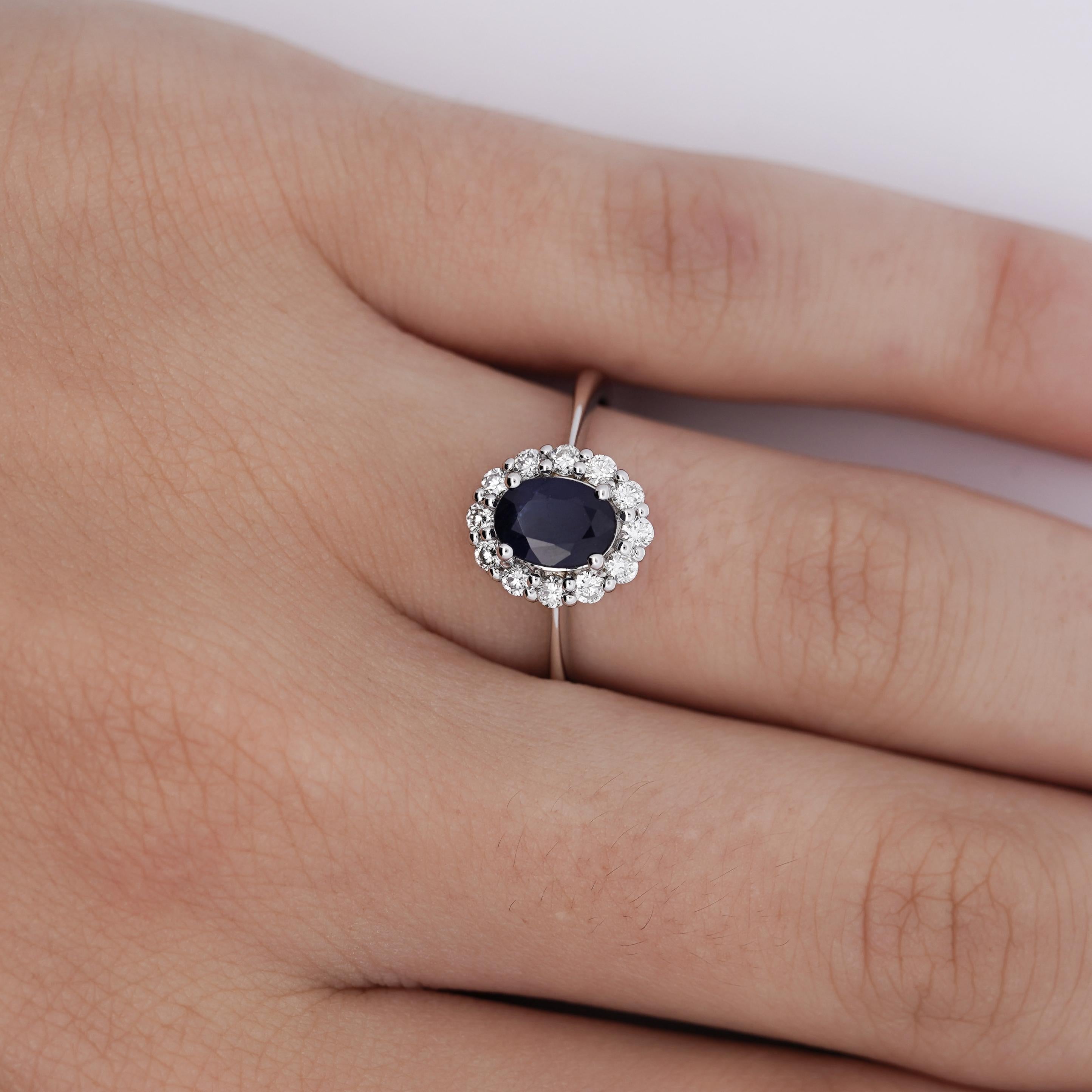 Taille ovale Bague fantaisie en or blanc 18 carats avec saphir bleu profond ovale de 1,14 carat et diamant rond en vente