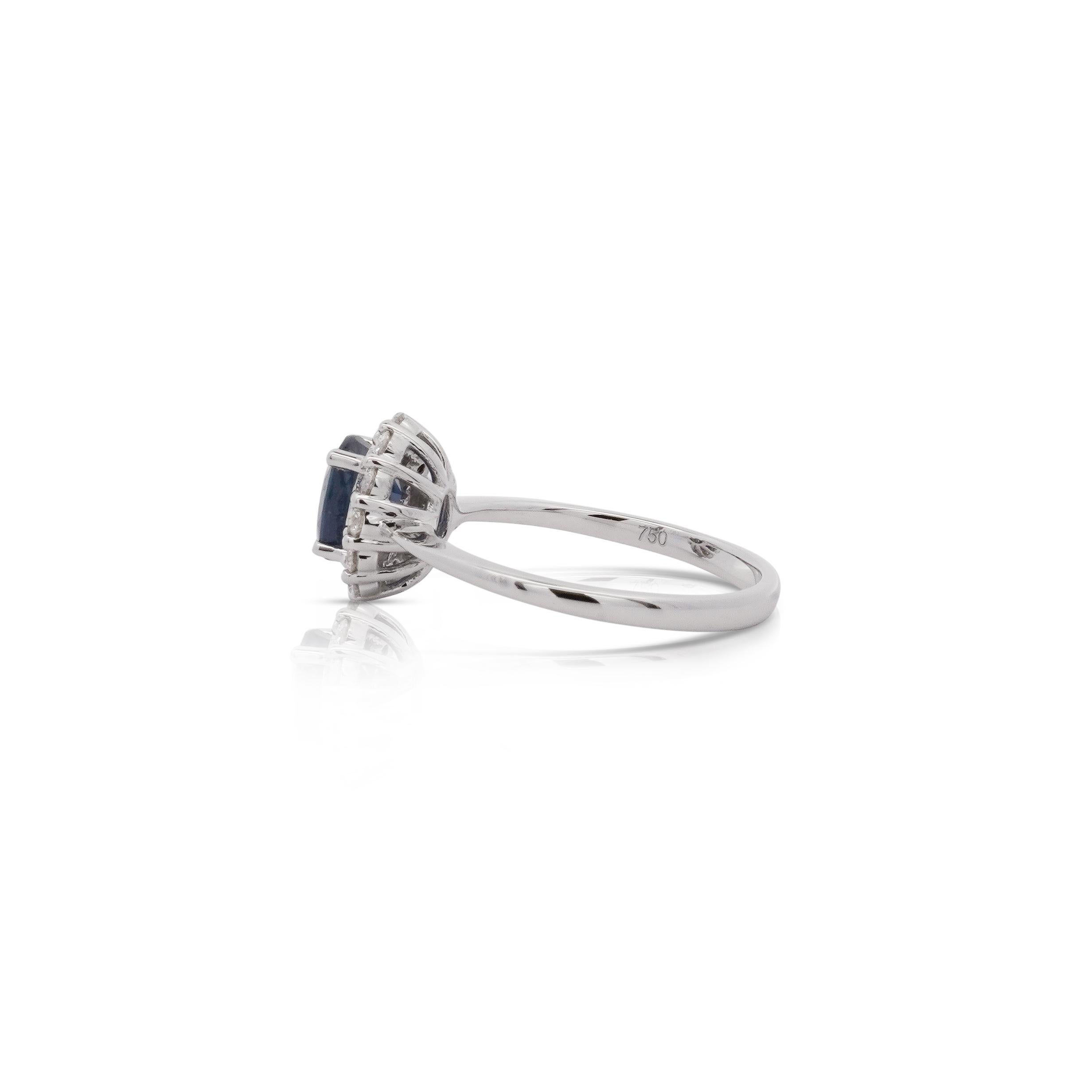 Bague fantaisie en or blanc 18 carats avec saphir bleu profond ovale de 1,14 carat et diamant rond Neuf - En vente à Miami, FL