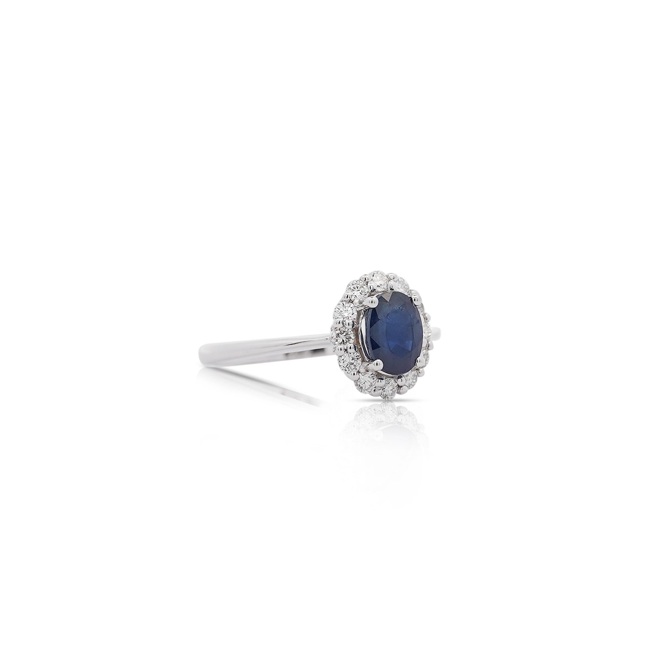 Bague fantaisie en or blanc 18 carats avec saphir bleu profond ovale de 1,14 carat et diamant rond Pour femmes en vente