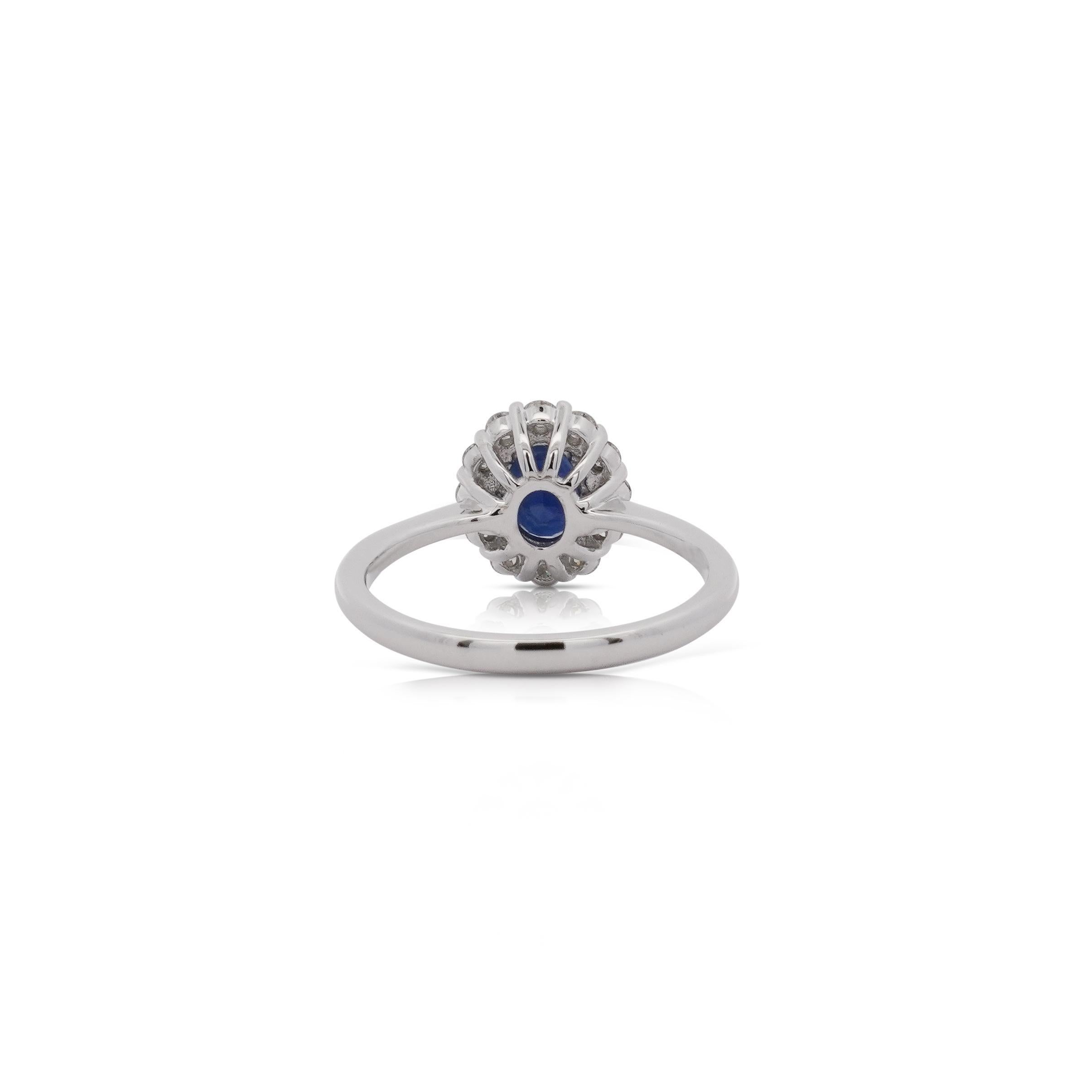 Bague fantaisie en or blanc 18 carats avec saphir bleu profond ovale de 1,14 carat et diamant rond en vente 1