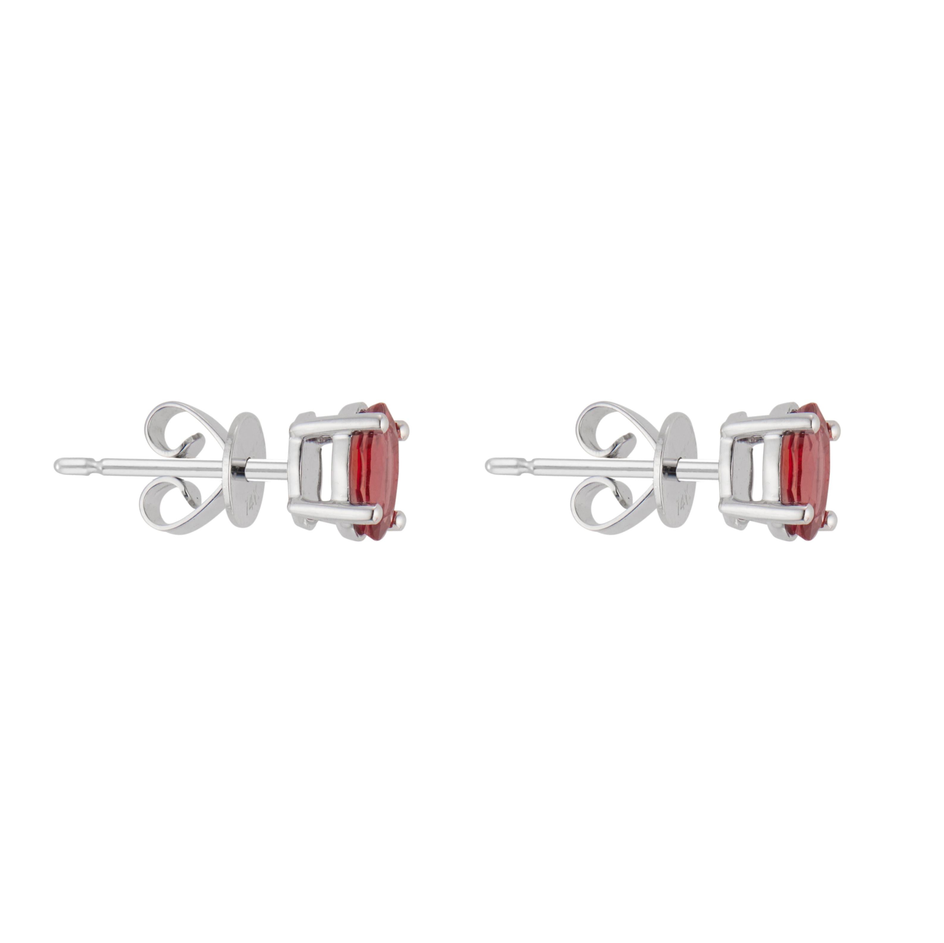Pendientes de oro blanco con zafiro naranja rojo de 1,14 quilates en Excelente estado para la venta en Stamford, CT